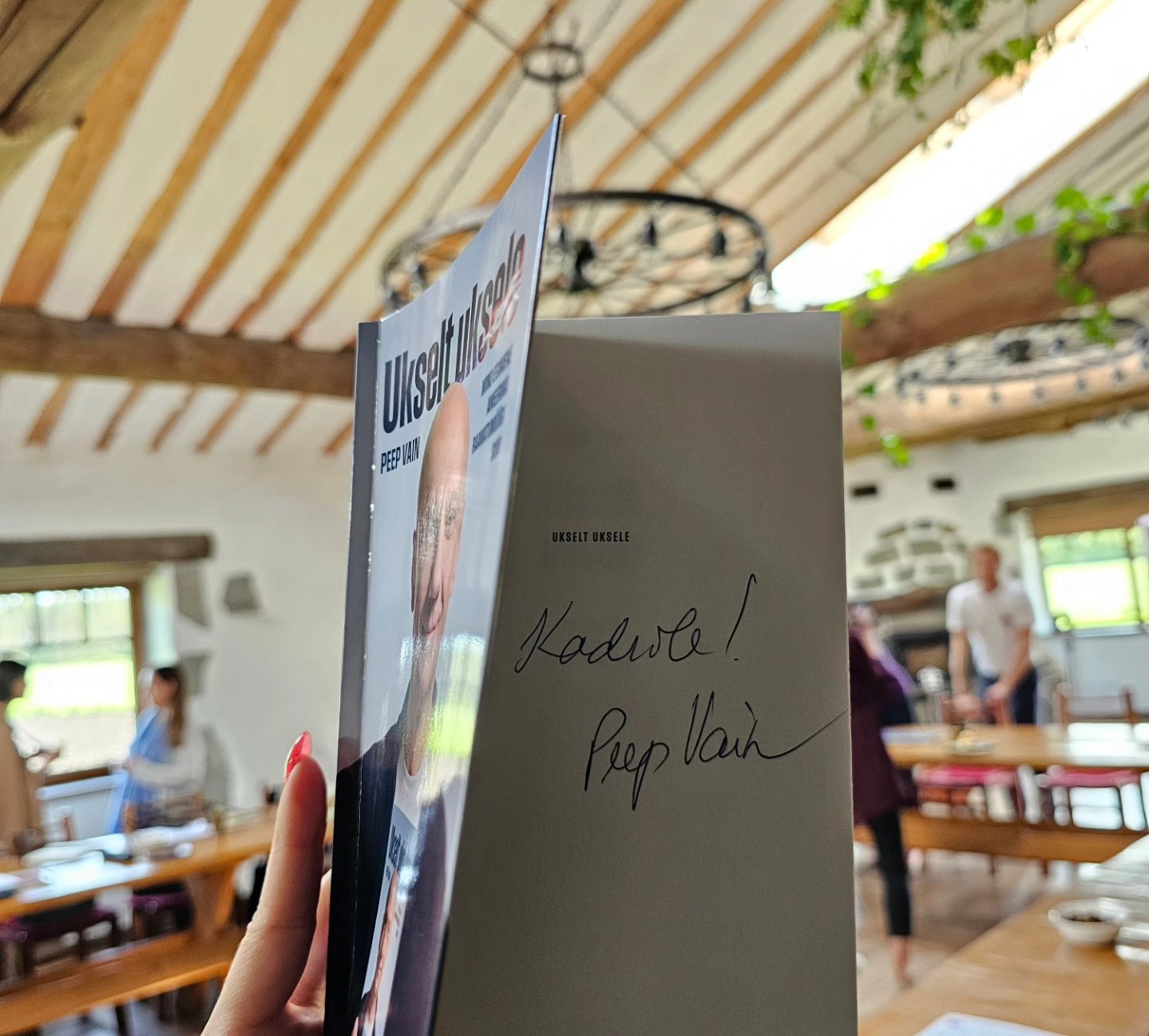 Ma arvasin, et mind viis 1,5a tagasi @rolandtokko kokku juhuslik loosivõit, aga.... elus ei ole mitte midagi juhuslikku! Ka mitte see, et just need imelised inimesed on Edu Kiirendi mastermindis või millised inimesed käivad meil mastermindi aasta vältel külas jagamas oma lugu ja teadmisi! 🤩
Tsiteerides seekordset üllatuskülalist @peepvain "Tunne ära oma funktsioon! Sinu püha kohus! Seda Sa peadki tegema ja edasi andma! Me oleme kõik siin elus edasi andjad! Kui Sa ei anna edasi, siis sa oled si*apea!" 💩😅
HD ütleb, et ma olen manifestor ja tunnen, et mulle on antud mega missioon siin elus edasi anda. #edukiirendi toob seda hirmutavalt jõuliselt aina enam pilti. 🫣 Ma luban! Ma liigun edasi ja kasvan, ka siis, kui ei julge, sest ma tahan! Kiirendi on see tõesti olnud ja isegi aasta pole veel täis. 😅 Tänu Rolandi loodud ruumile ja just nendele inimestele, keda näed siin piltidel, olen mõelnud ja tundnud ja kogenud asju, mida ma üksi ei suudaks väljagi mõelda! Ma olen teinud mega kasvu lühikese ajaga mitmes mõttes!
Aga see pole kaugeltki kõik, vaid alles algus… Seda kinnitas ka Kristina Tamme praktika ajal pimesi valitud metafoorkaart! Mis oli niiiiii ilus..... oi kuidas ma tõlgendasin sealseid detaile ja märke, kuniks viimaks ometi läksin peast (sellest mida näen) südamesse (mida tunnen) ja siis ma nägin ära kaardi sõnumi! Kogu see väärtus ja detailid ja mina ise olin küll peegli ees, aga selles peeglis polnud midagi näha, sest kardin on vahel! Ma ikka veel ei tunnista oma tõelist väärtust ja ei julge näha kogu oma potentsiaali! 🥺 ... ja see teekond jätkub!
Sama teema jätkuks, mis ma veel Peep Vainu jagamistest kaasa võtsin...
"Enamik inimesi läheb hauda ilma oma asja ajamata - valimata! Surnuaed on see koht, kus on kõige rohkem täitumata unistusi!" Ma ei kujuta ette ka, mida minu enda valitud teekond veel minuni toob, aga ma lähen kindlalt edasi! Ükskõik kui hirmus see ka pole!
"Nii palju inimesi otsivad pikemat elu. Tegelikult võiks otsida rohkem elu oma aastates!" Ja vot selle pärast ma lähengi edasi! Ma tahan tunda, et MA ELAN! 🥰
PS! Üks mõte jätkub järgmises kommentaaris ka. ☀️
#edukiirendimastermind #potentsiaal #kõikonvõimalik