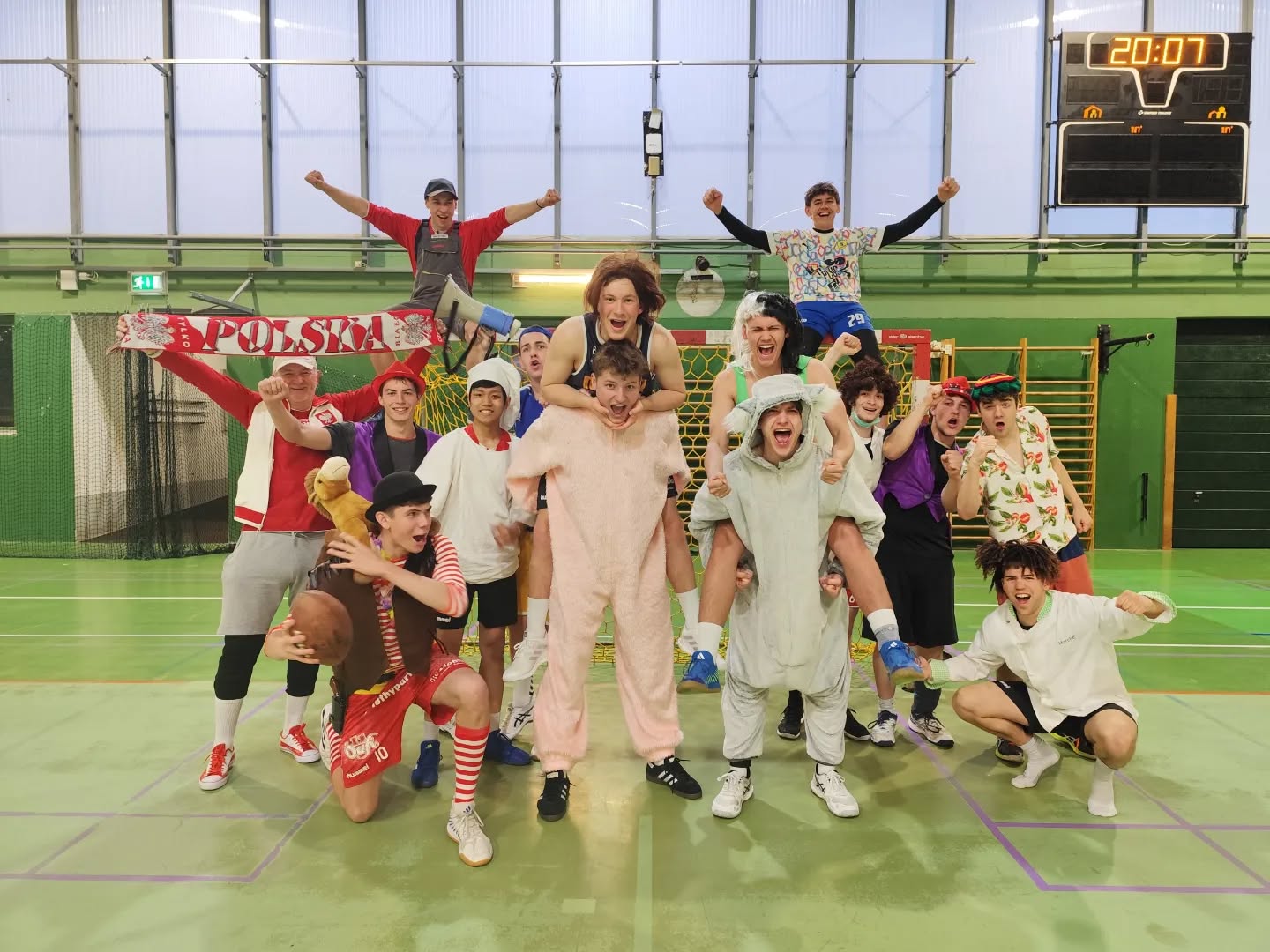 Für unsere U19 ist die Saison vorbei, daher stand gestern noch das letzte Training an um die Saison ausklingen zu lassen 🍻
Ausserdem heisst es Abschied nehmen von
@alex_gueti
@lukas_elia_
@phiflutwi
@lioox_
@tosch05
@martin_8051
@moritz.orion
@krisztian.vazsonyi
welche allen den Jahrgang 05 teilen und somit nächste Saison zu alt für die @tvsolothurn_junioren sind, wir wünschen euch viel Erfolg auf eurem weiteren Weg 🍀 ❤️🤍