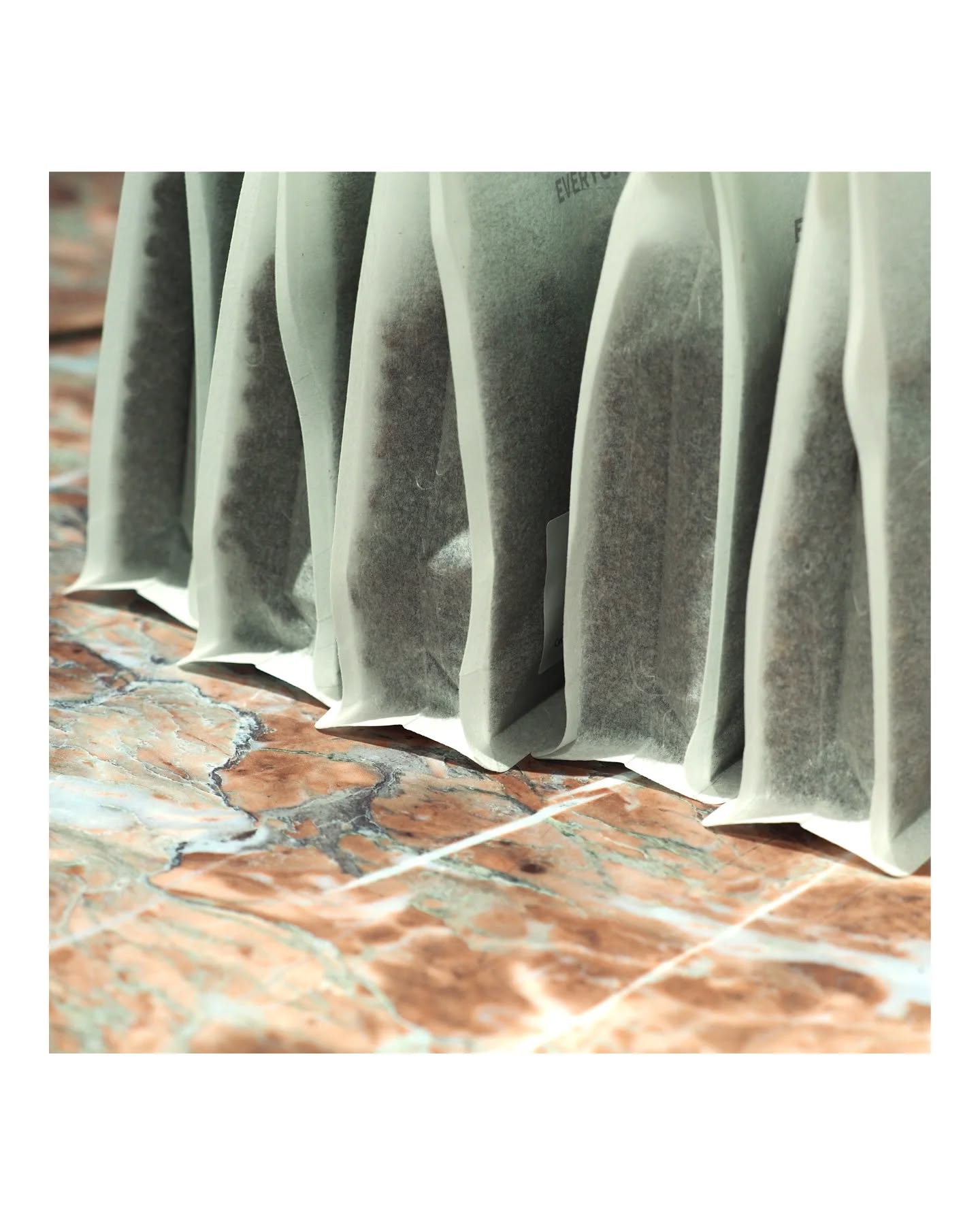 Kleiner Nachzügler mit großem Geschmack!
Kebeda Adnan . Äthiopien . Premium Natural . Funk 1/5
Kaffees aus dem Hamasho Village finden wir immer fein, aber dieses wunderschön sortierte und handverlesene Premium Natural Lot von Faysel Abdosh setzt die Messlatte nochmal höher! Durch einen extra Sortierstep finden hier nur die reifsten roten Kirschen der Varietäten 74110 und 74158 ihren Weg in den Loring der Cycle Roasters und von dort in unser aller Tassen. Wir schmecken süß saure Weinbeeren, reife Himbeeren, komplexe zitrussäure und einen samtigen Körper, der an Eistee erinnert. Crazy nice stuff!!!