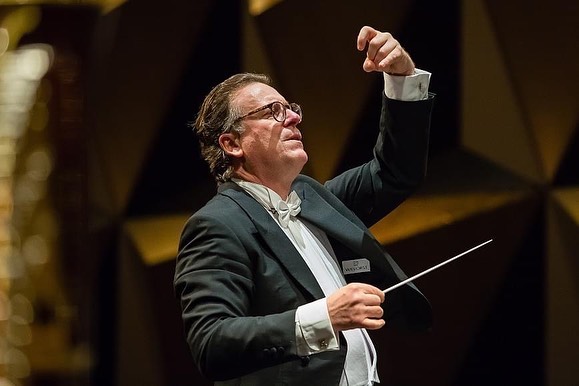 Wer kennt sie nicht, die weltbekannte “Leichte Kavallerie” von Franz von Suppè. Der Schauplatz dieser komischen Oper in zwei Akten aus dem Jahr 1866 ist Ungarn und den absoluten Höhepunkt des Stückes bildet die musikalische Beschreibung eines Kavallerie-Ritts durch die ungarische Steppe. Walter Ratzek hat die Ouvertüre zur Operette in der Originaltonart meisterhaft für Sinfonisches Blasorchester transkribiert.
Zu hören als Eröffnungswerk bei unserem Konzert „Ad Festum“ am 11.3. um 20.00 Uhr im Tauerncenter Matrei - sei dabei!
.
Bildrechte: Bläserphilharmonie Schweinefurt
#seidabei #leichtekavallerie #Transkription #BPHO #werkvorstellung #konzertprogramm