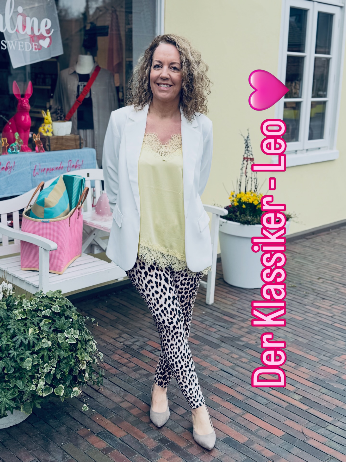 Leo trifft Spitze trifft weißen Blazer – und irgendwie passt das alles perfekt zusammen. 🩷
Das Tami Satin Top von Oh April in Butter Yellow mit dem zarten Spitzenabschluss ist so ein Teil, das man einfach haben muss. Dazu die Leo-Leggings – der ewige Klassiker – und der Blazer von Cream mit den gerafften Ärmeln. Drei Teile, ein Gedanke: einfach gut angezogen rausgehen. 🩷
Das Top direkt hier: https://www.paulineworpswede.de/product-page/oh-april-tami-satin-top-butter-yellow
Komm vorbei – wir stylen dich gerne! 👇
📍 Pauline Worpswede – Bergstraße 26, 27726 Worpswede
🕐 Mo–So, 11–18 Uhr
#PaulineWorpswede #OhApril #Cream #Leoprint #Worpswede