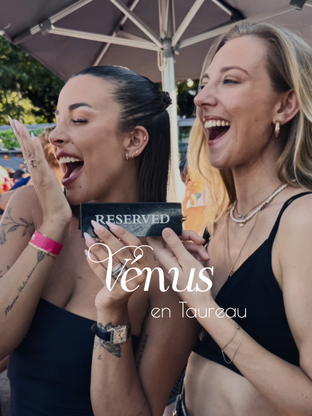 Vénus entre en Taureau ce lundi 30 mars🐂♉️
Vénus en Taureau, c’est une énergie qui nous invite à :
– savourer la vie (vraiment)
– prendre soin de nous
– cultiver le beau, le bon, le doux
C’est une Vénus ancrée, sensuelle, magnétique,
qui ne cherche pas à séduire…
mais qui attire naturellement.
En amour ?
On veut du concret, du stable, du vrai.
Des liens qui rassurent, qui durent,
et surtout qui se ressentent.
Mais attention…
👉 attachement fort
👉 difficulté à lâcher
👉 besoin de sécurité ++
Ici, on ne joue pas.
On construit.
Alors profite de cette période pour ralentir,
te reconnecter à ton corps,
et te rappeler que le plaisir…
c’est aussi une forme de guérison ✨
Et toi, tu la sens comment cette Vénus en Taureau ? 🌸