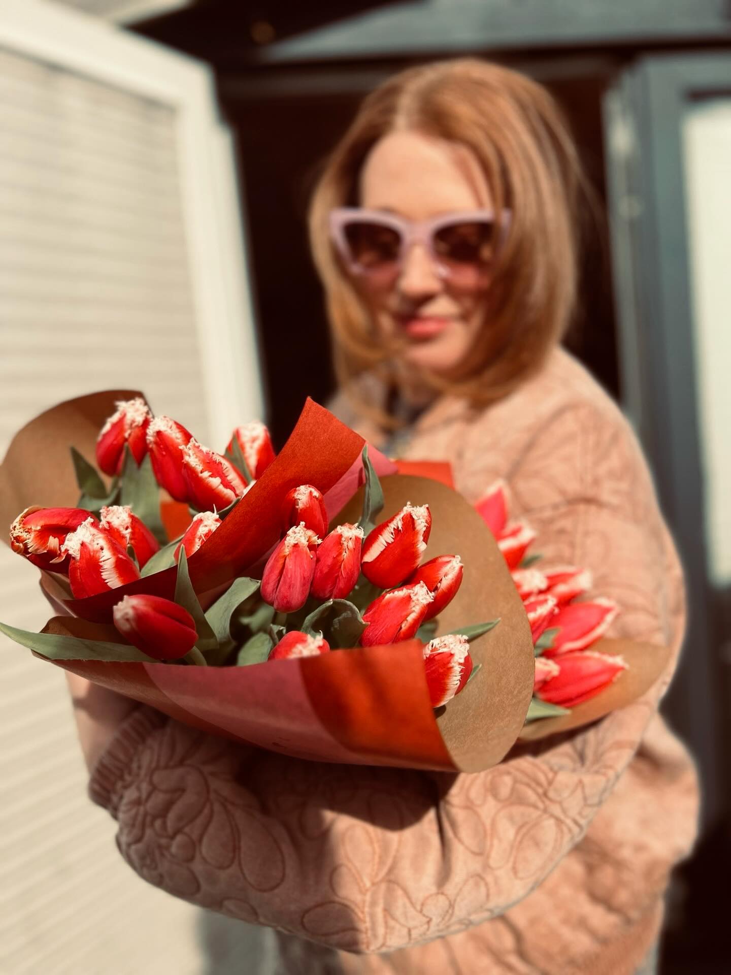 These beautiful frilly tulips 🌷 giving me vibes today!
#tulips #frillytulips #sunshine #hotelflowers #flowersnug