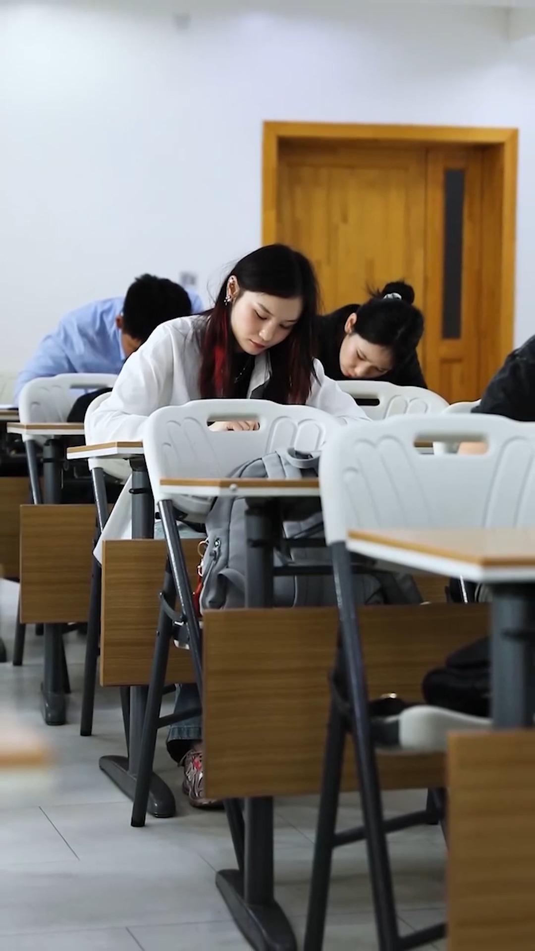 ЭШ Математик уралдаант сорилго 2026.05.02-ны 11:00 цагаас Хүмүүнлэгийн Ухааны Их Сургуулийн 4-р байрны 402 тоотод болно.
Мандат олголт 10:00 цагаас 2-р байрны 2 давхарт эхлэнэ.
Хэрхэн бүртгүүлэх вэ?
Та дараах холбоосоор орж бүртгүүлнэ үү.
https://forms.gle/tmFgCjU6t7gR6QN78
Яагаад уралдаант сорилгод оролцох хэрэгтэй вэ?
- Түвшингээ тодорхойлж, хэдэн оноо авахаа урьдчилж таамаглах
- ЭШ-ийн бодит туршлага олж авах
- Маш хүртээмжтэй мөнгөн шагнал (сурагчдын 50% нь мөнгөн шагналтай)
Бүртгэлийн тоо 150 сурагчаар хязгаарлагдах тул урьдчилан дээрх холбоосоор заавал бүртгүүлнэ үү.
Бүртгэлийн хураамж: 5000 төгрөг (хураамжийг сорилго болох өдөр мандат авахдаа төлнө)
Хөтөлбөр: 2026.05.02
10:00 - 11:00 Мандат олгох
11:00 - 12:30 Сорилго
12:30 - 13:30 Сургуультай танилцах
13:30 - 14:30 Хэрхэн математикийн ЭШ-д өндөр оноо авах вэ? Чөлөөт хэлэлцүүлэг
14:30 - 15:00 Дүн танилцуулах, Шагнал гардуулах
Нийт шагналын сан 4 сая төгрөг
Сорил өгсөн сурагчдын ТОП 10% нь 2 сая төгрөгийг, ТОП 11-25% нь 1 сая төгрөгийг, ТОП 26-50% 1 сая төгрөгийг тэнцүү хувааж авна.
Холбоо барих утас: 85009916
Хаяг: https://maps.app.goo.gl/rqUBhkTP7ozocwu68
#математик #ЭЕШ #сорилго_тест #mathematics #maths #ExamSuccess