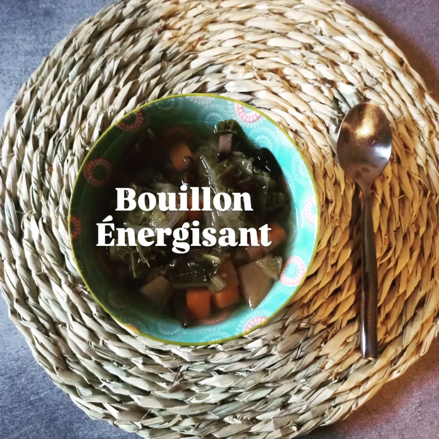 Cette soupe c'est l'indispensable de l'alimentation saine. Riches en électrolytes, elle réhydrate le corps et contient tous les micro-nutriments nécessaire au bon fonctionnement du métabolisme.
Le MUST de la cuisine saine:
Les Shitakés ont un action anti-cancer et anti-inflammatoire et s'attaquent aux vieilles graisses (Tan)
Les légumes donnent les électrolytes et les micro-nutriments
Les épices les anti-oxydants, un PH élevé et renforcent le système digestif
ATTENTION : un bouillon cube ou un bouillon déshydraté n'a pas le mêmes propriétés!
Voici donc la recette:
Faire tremper 7 champignons Shitaké séchés (si pas des fraîches) et 15gr de Sengiri ou champignon de votre choix dans 2L d’eau pendant 1h
(nb. on trouve les champignons Shitaké dans les boutiques asiatiques en boutique bio ou chez Grand frais par exemple)
Ajouter coupés en petit morceaux :
1 à 2 carottes en cubes
1 poireau coupé
2 gros oignons en lamelles
Légumes au choix : Choux (vert, frisé, pointu…), céleri rave ou branche, navet, brocoli, fenouil …
Ajouter les épices (de préfère dans une boule à thé)
1 bout de gingembre pelé (taille d’un pouce) coupé en 2 - 3 morceaux
2 feuilles de laurier
5 bais de Genièvre
5 capsules de cardamome
1 c à café de graines de cumin
1c à café de fenouil
En option (j'adore!):
1 bâton de cannelle, 2 clous de girofle, 2 étoiles de badiane (ou ce qui vous plait!)
Porter le tout à ébullition, baisser le feu et laisser cuire pendant 1h à 12h. Peut être consommé avec les légumes ou en simple bouillon.
Si vous souhaitez garder que le bouillon, filtrez le tout et mettez en bouteille en verre. Ainsi, il se conserve très bien au frigo. Boire tous les jours 1 verre le matin et à la fin de chaque repas (au lieu de l’eau chaude). Saler avec 1 c à S de sauce soja ou 1 C à C de miso.
Si vous le consommez avec les légumes, vaut mieux le cuire seulement pendant 1h et mettre les épices dans un œuf de thé pour pouvoir les retirer facilement avant de servir.
Bonne dégustation !