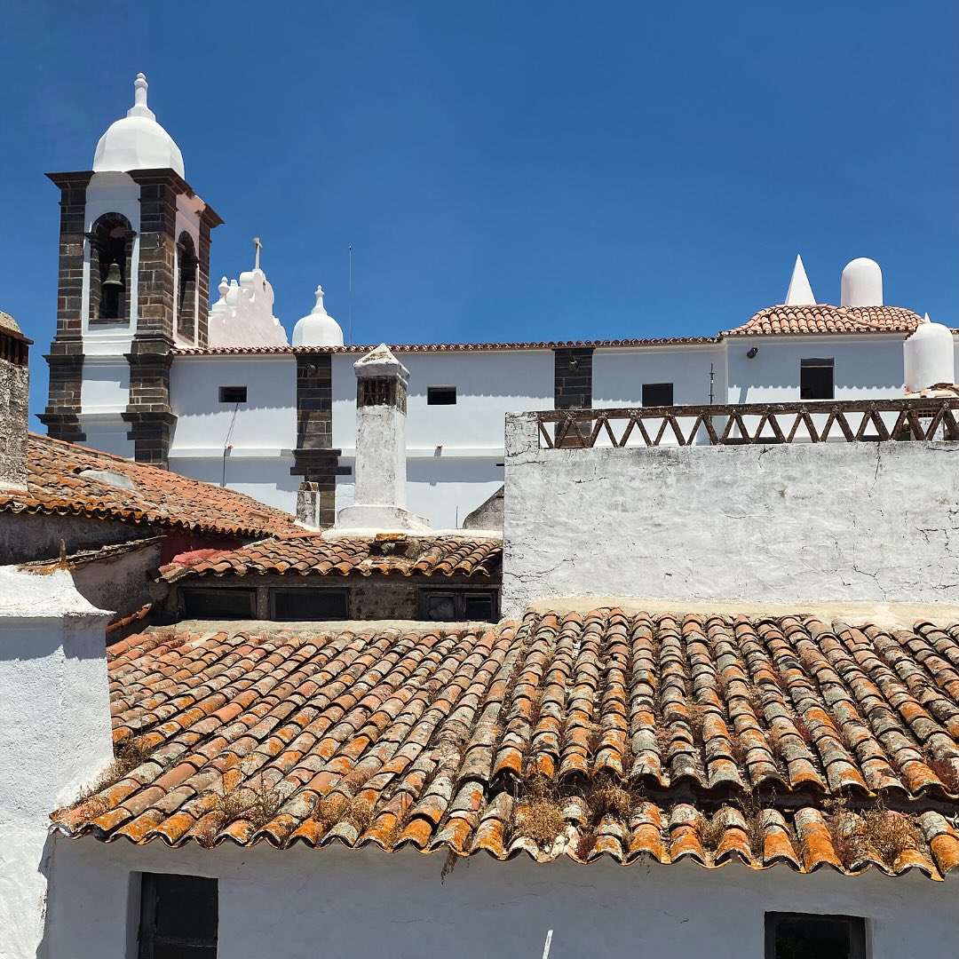 Hoje celebra-se o Dia dos Centros Históricos e não podíamos deixar de homenagear Monsaraz, a vila medieval onde o tempo decidiu parar.
Caminhar pelas suas ruas de xisto e cal é como percorrer as galerias de um museu a céu aberto. Cada recanto conta uma história de reis, poetas e conquistas. Venha descobrir o que acontece quando o sol começa a descer. Ver o céu incendiar-se sobre o Alqueva, do alto das muralhas, é uma experiência que nenhuma fotografia consegue captar totalmente.
O melhor de tudo? Esta viagem no tempo começa à nossa porta. Estamos no sopé de Monsaraz, o que faz de nós o refúgio perfeito para esta descoberta e contemplação.
Today we celebrate Historic Centers Day, and we had to pay tribute to Monsaraz, the medieval village where time seems to have stood still.
Walking through its streets of schist and limestone is like strolling through the galleries of an open-air museum. Every corner tells a story of kings, poets, and conquests. Come discover what happens when the sun begins to set. Watching the sky blaze over the Alqueva from atop the walls is an experience no photograph can fully capture.
Best of all? This journey through time begins right at our doorstep. We’re at the foot of Monsaraz, making us the perfect retreat for this exploration and contemplation.
#monsaraz #diacentroshistoricos # historiccenterday #alqueva #alentejo #visitalentejo #portugal #turismoportugal #patrimonio #museuaceuaberto #openairmuseum #sunset #pordosol #montimerso #montimersoskyscapecountryhouse