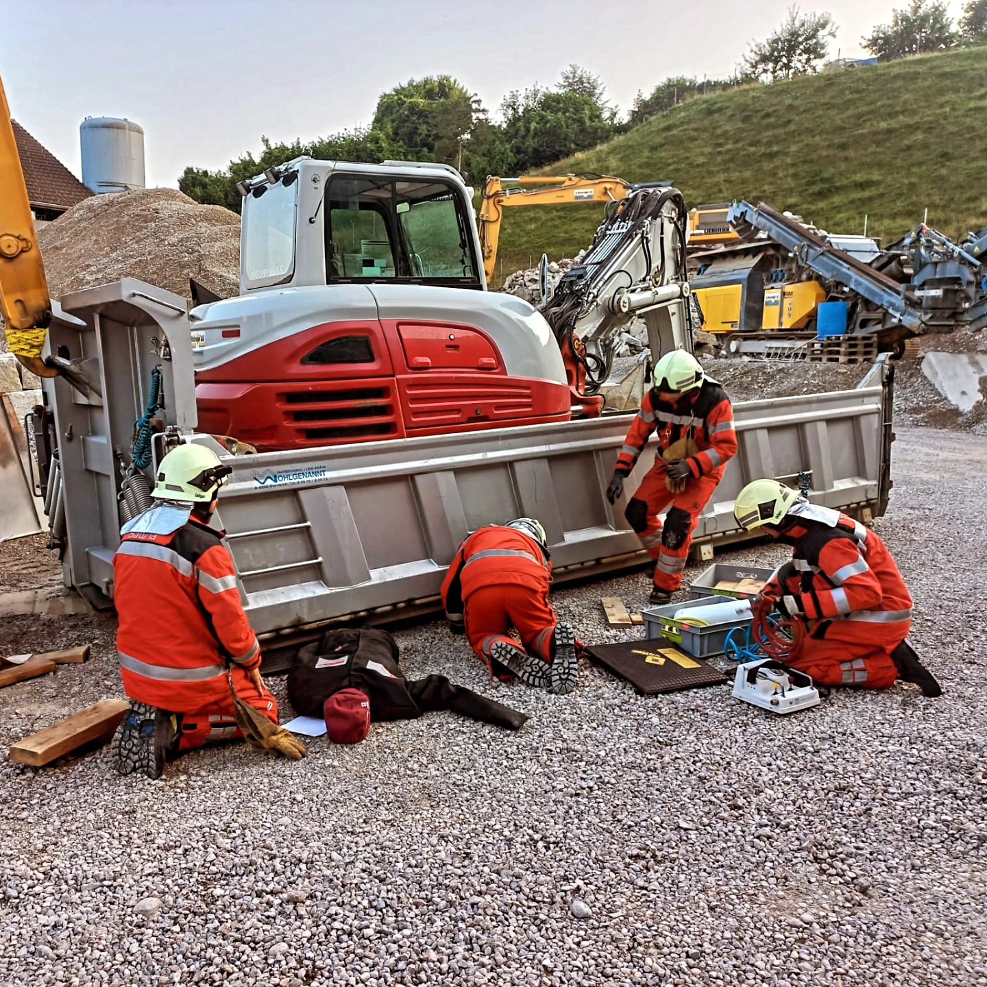 🛠 Gemeinsame Sommerschlussübung mit der Feuerwehr @fw_bauma
🚒 18 Feuerwehrautos
👩🚒 105 Feuerwehrangehörige
🏘 18 Ereignisse
💚 Herzlichen Dank für diesen tollen Abend und die kameradschaftliche Zusammenarbeit
#DNA118
An der gemeinsamen Sommerschlussübung zum Thema Mehrfachereigniss trainierten die Feuerwehren Turbenthal-Wila-Wildberg und Bauma in gemischten Teams das Zusammenspiel. Vom Handwerk, über die Priorisierung, den Materialdienst, die Verpflegung und die Einsatzleitung wurden alle Stufen beübt.
.
.
.
.
.
#feuerwehr #turbenthal #wila #wildberg #bauma #tösstal #firefighter #blaulicht #118 #swissfirefighter #brand #rettung #wasserwehr #handwerk #einsatzleitung #material #feuerwehrauto #übung #training #sommer #sommerabend #sommerschlussübung