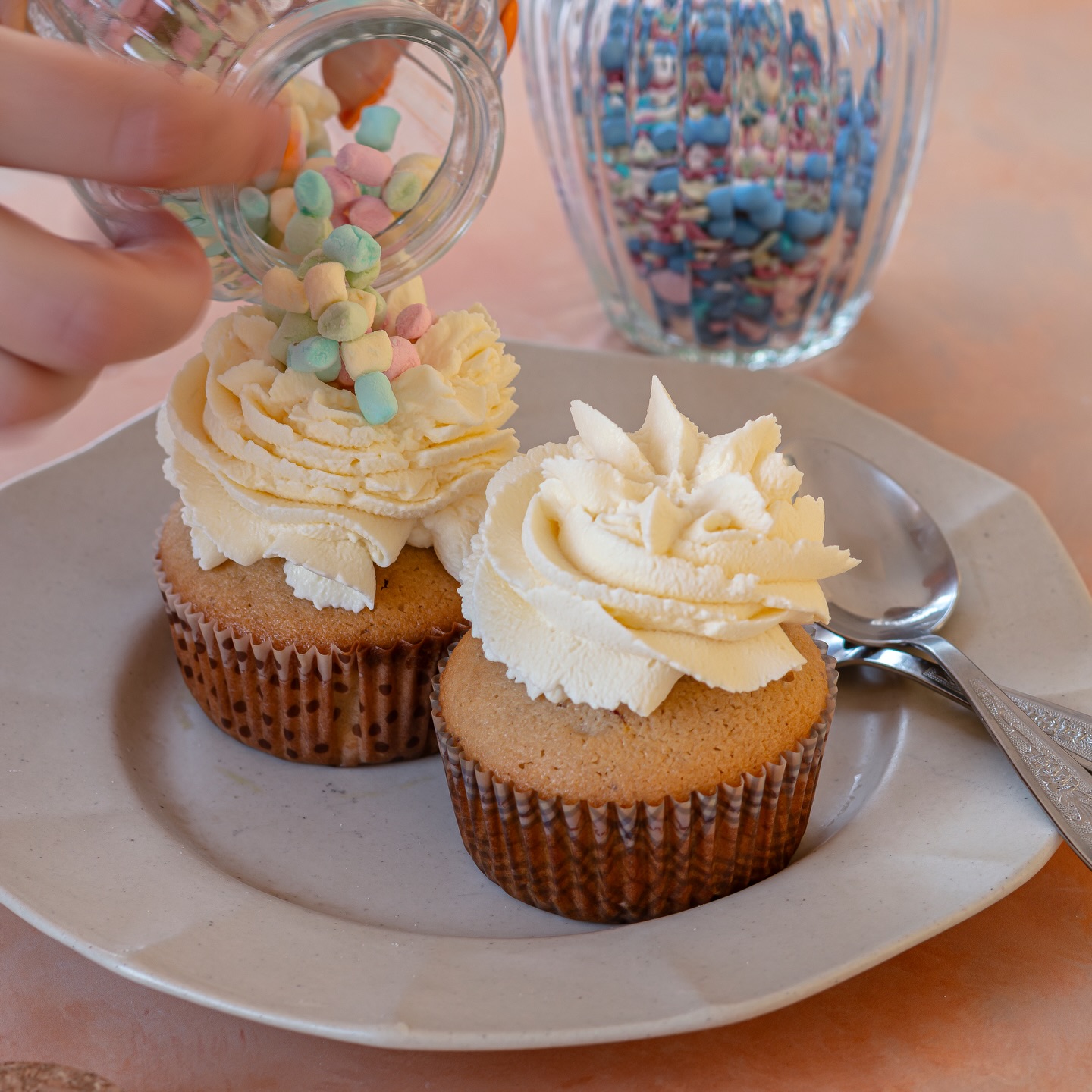 Cozy White Chocolate Spelt Muffins with Cardamom and Saffron 🧡 Can be upgraded to cupcakes with a simple Mascarpone topping 🧁 Comment RECIPE, and I will send it your way! Or copy and paste to your browser: https://open.substack.com/pub/healthycomfortfood/p/white-chocolate-spelt-muffins-with And don’t forget to subscribe to the free newsletter! 📰