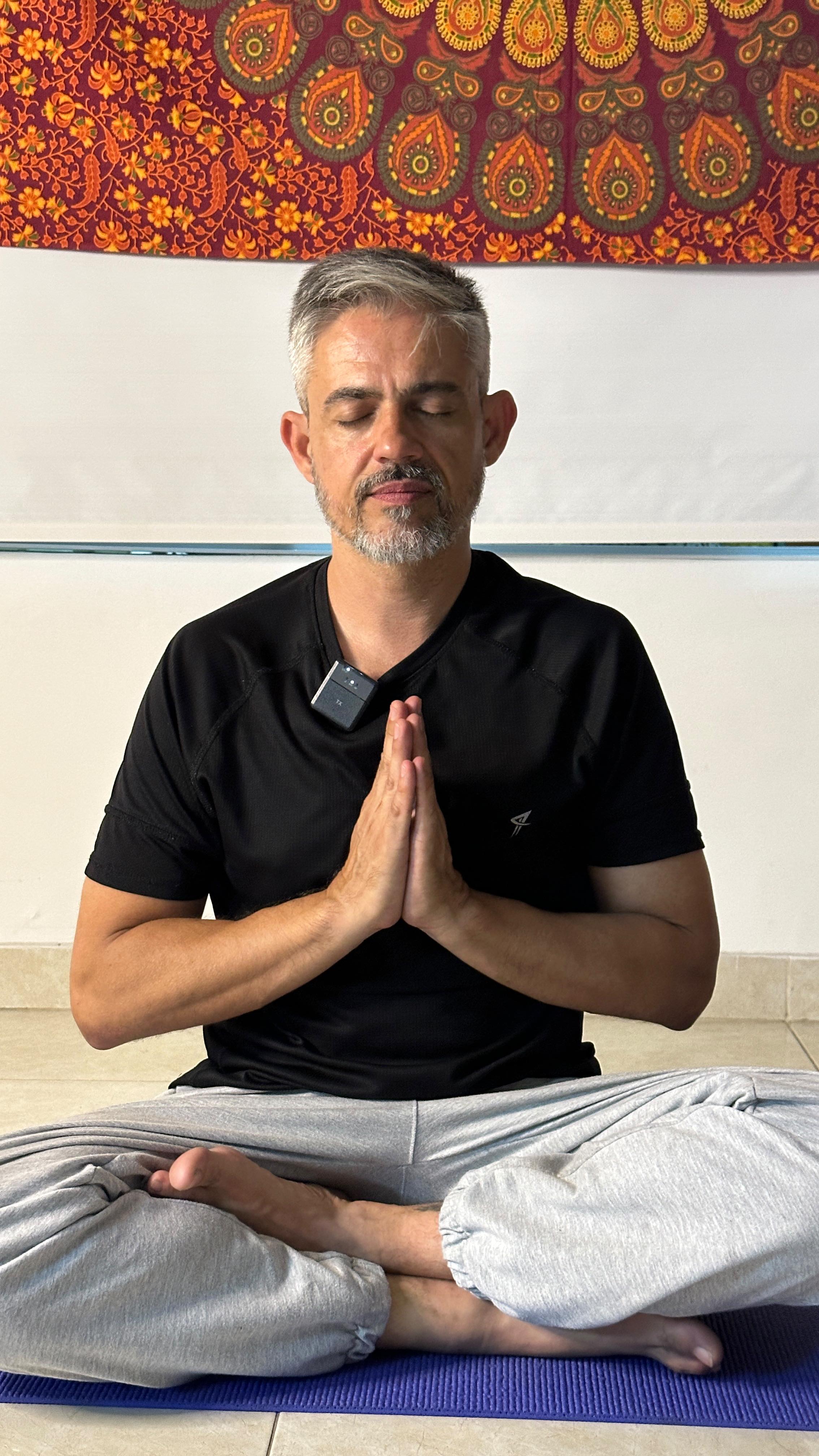 ✔️Conexión mente-cuerpo: El yoga no es solo ejercicio; es aprender a escuchar lo que tu cuerpo necesita mientras calmas el ruido mental.
✔️Reducción del estrés: A través de la respiración profunda, activas el sistema de relajación del cuerpo, ayudando a soltar tensiones acumuladas en el día a día.
✔️Flexibilidad y fuerza real: No se trata de tocarse los pies, sino de ganar movilidad y estabilidad para moverte mejor en tu vida cotidiana.
✔️Presencia consciente (Mindfulness): Practicar yoga te entrena para estar en el “aquí y ahora”, mejorando tu enfoque y dándote una pausa mental necesaria.
#dharmazen #yogapalmira #terapiasintegrativas #palmira #crecimientopersonal