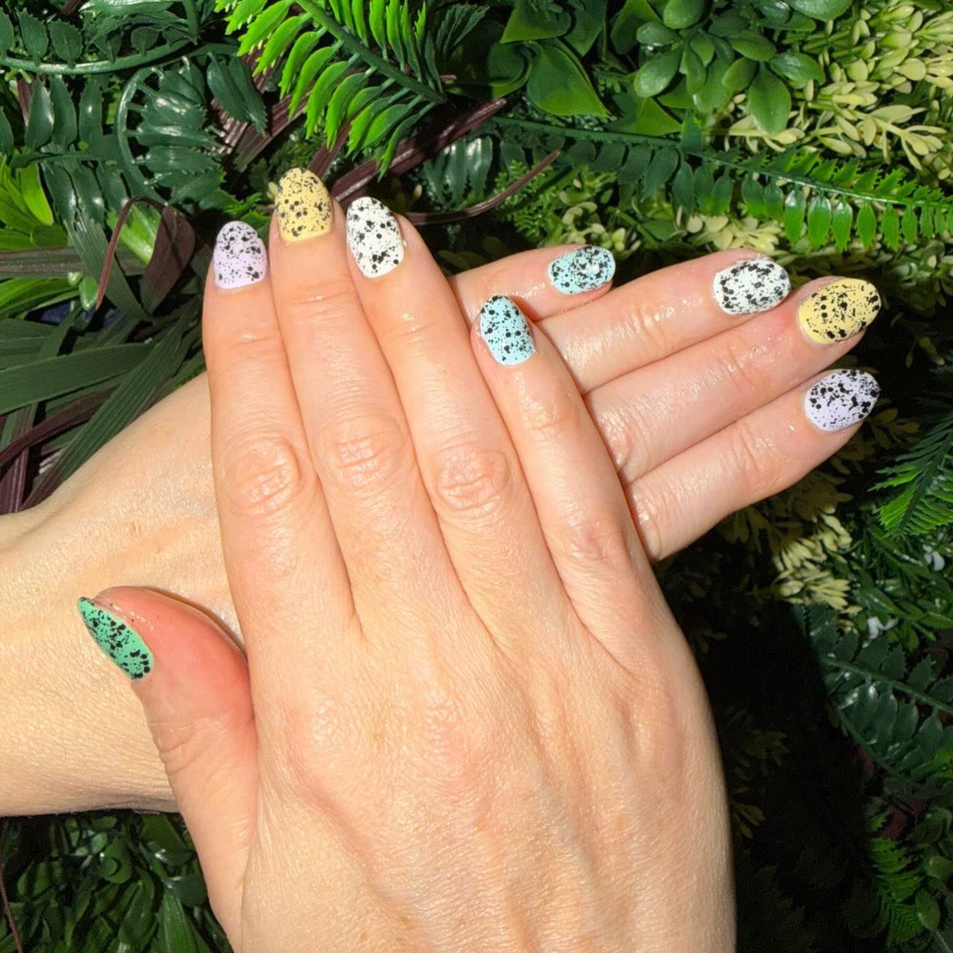 Easter-ready and obsessed 🐣💅✨
These mini egg-inspired nails by our senior beautician Jemma are giving all the spring vibes 🌸 From soft pastel yellow, baby blue, lilac, mint green, and creamy white — each nail is topped with that signature speckled finish for the ultimate mini egg look 🍫🐰
Fresh, fun, and perfect for the season… who else is ready for Easter treats and cute nails? 💛