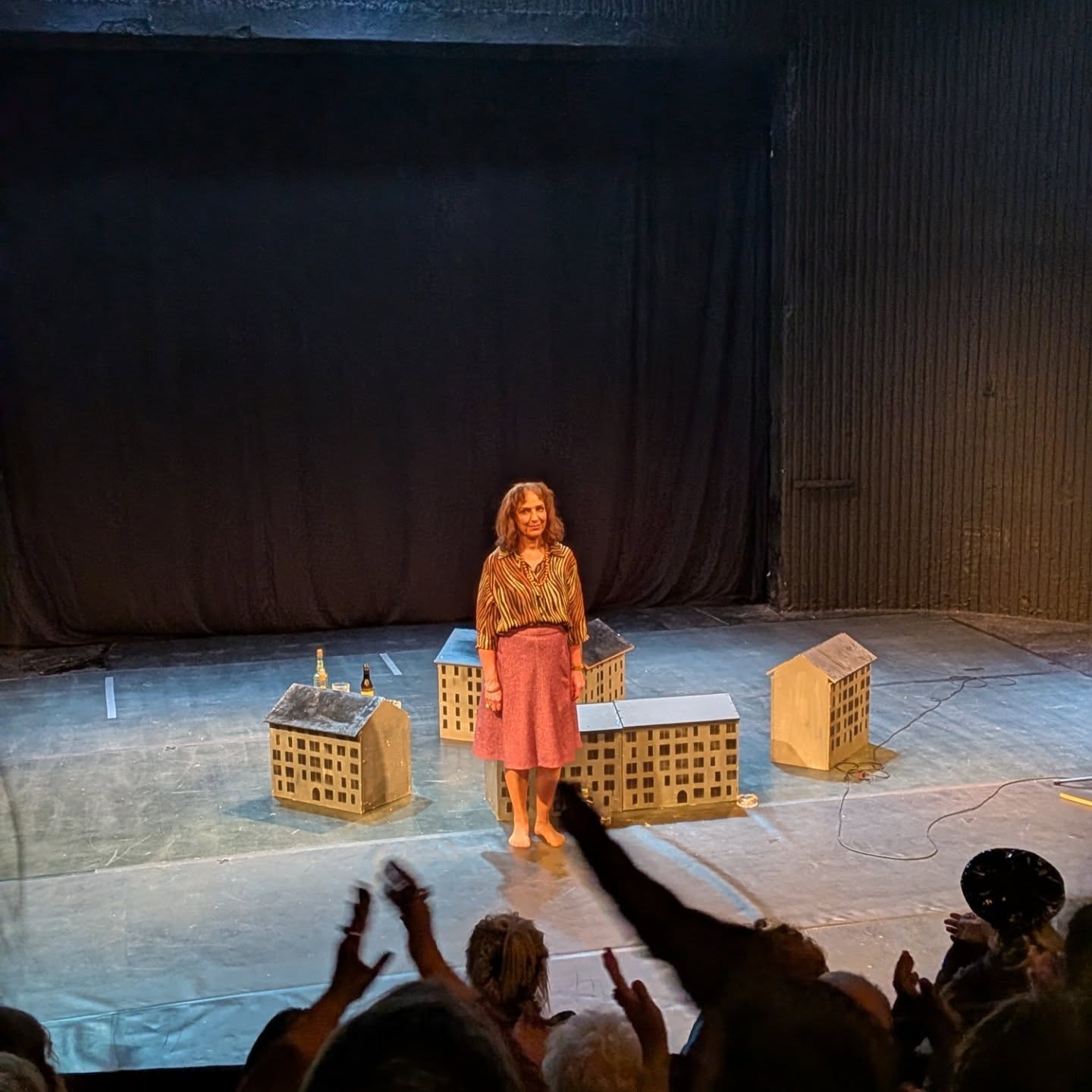 Tips pÄ superfin teaterförestÀllning med kort spel period över pÄsk 1-6 april, Smartprojektet
TOVE DITLEVSEN â de sista Ă„ren med Margareta Stone pĂ„ scen! Spelas pĂ„ Ă2 Södermalm i Stockholm. Vi hade Ă€ran att gĂ„ pĂ„ fullsatt premiĂ€r igĂ„r đđ
Â
Den stora författaren irrar bland minnena frÄn den fattiga uppvÀxten. IndrÀnkt i hybris och sjÀlvförakt, mÀrkt av Ären med missbruk och hÄrt leverne, besatt av skuld, skam och begÀr. Hon minns mÀnnen som passerat, hyllningarna och sÄgningarna, klassresan, var den vÀrd priset? Och den stora vidunderliga kÀrleken, utan den, Àr det verkligen vÀrt att leva?
Â
Tove Ditlevsen â de sista Ă„ren handlar om den danska kultförfattarens liv i mitten av nittonhundratalet. En hyllning till en stark kvinnlig röst, fylld av svart humor och insiktsfull avgrund. Om kĂ€rleken, konsten, barndomen och döden. PjĂ€sen bygger pĂ„ texter frĂ„n Ditlevsens egna bokmanuskript, dikter och brev och tĂ€cker den fattiga uppvĂ€xten under mellankrigsĂ„rens Köpenhamn Ă€nda till de sista breven innan hon valde att avsluta sitt liv.
Â
PĂ„ scen samt bearbetning - Margareta Stone
Regi och scenografi - Filip Alexanderson
Kostym - Frida Hultcrantz
Rörelseregi - Aleksandra Czarnecki Plaude
Ljusdesign - Jonatan Winbo