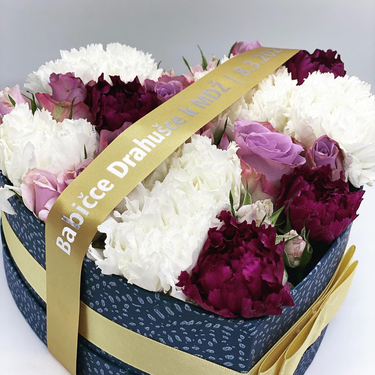 Mezinárodní den žen je ideální příležitost darovat květinu nebo dárek s individuálním přáním. Zkrátka řekněte to stuhou! ☺️ Službu "Řekni to stuhou" žádejte ve svých oblíbených prodejnách ve Vašem okolí.. 🎗 #reknitostuhou #stuhaspotiskem #internationalwomensday #sayitwithribbon #mezinarodnidenzen #mdz2020 #potiskstuhy #ribbonprinting #satenovestuhy #individualnidarek #darek #gift #kvetinarstvi #daruj #kvetiny #flowers