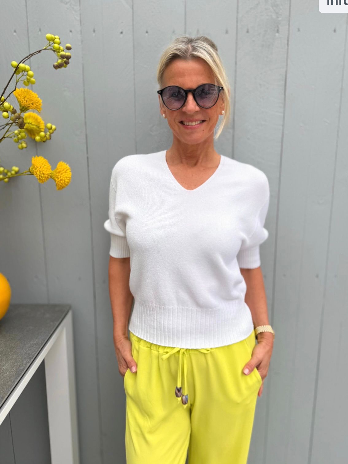 Die Strickpullis sind genau das, was man jetzt braucht 💛
𝐋𝐞𝐢𝐜𝐡𝐭, 𝐰𝐞𝐢𝐜𝐡 𝐮𝐧𝐝 𝐩𝐞𝐫𝐟𝐞𝐤𝐭 𝐟𝐮̈𝐫 𝐝𝐢𝐞 𝐔̈𝐛𝐞𝐫𝐠𝐚𝐧𝐠𝐬𝐳𝐞𝐢𝐭 ✨
Morgens noch frisch, mittags schon Sonne – genau dafür sind sie gemacht ☀️
Der halbe Arm sorgt für einen entspannten Look und macht sie super angenehm zu tragen.
Die Farben lassen sich easy kombinieren und passen einfach immer 🌸
✨ 34,90 €
👉 Jetzt im Shop – Link in Bio
⸻
#fashionboxx #onlineshopliebe #damenmode #frühlingsoutfit #sommeroutfit #strickpulli #ootd #outfitinspo #casuallook #modeinspo #instafashion #lookoftheday #streetstylegermany #musthave #trendteile #alltagslook #styleinspo #frühlingsgefühle #bequemundstylisch #softstyle