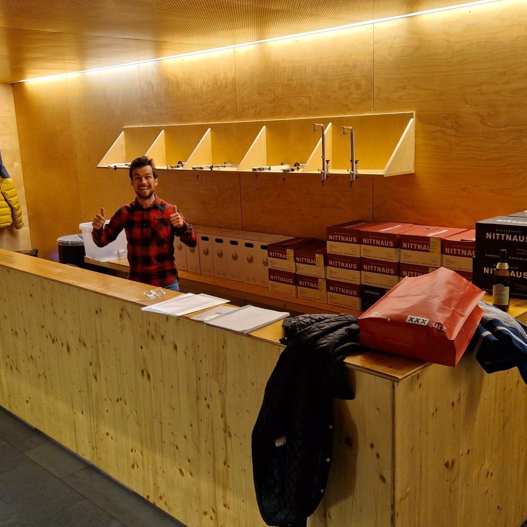 Die Aufbauarbeiten für unser 20-Jahr-Jubiläums-Kränzle laufen auf Hochtouren! Wir freuen uns schon auf die riesen Party! 🎉
#kraenzle #party #fasching