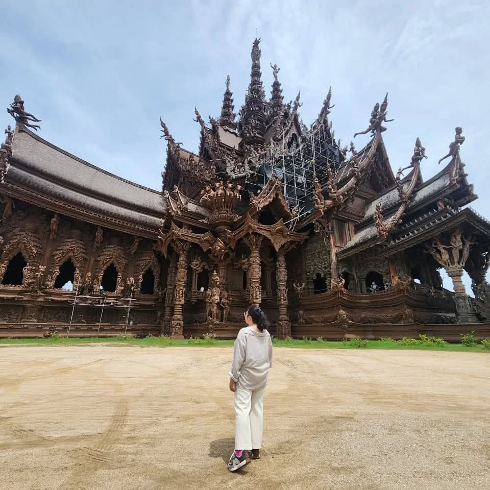 Exploring the awe-inspiring Sanctuary of Truth 🌿✨ This all-wood masterpiece is a blend of Thai, Hindu, Khmer, and Chinese architecture, standing tall at 105 meters! 🏛️ Still under construction since 1981, it's a living symbol of endless knowledge and the beauty of life’s philosophies. Definitely a highlight of my Thailand adventure! 🇹🇭 #SanctuaryOfTruth #ThailandDiaries #CulturalWonders #EndlessBeauty #qingtravels
