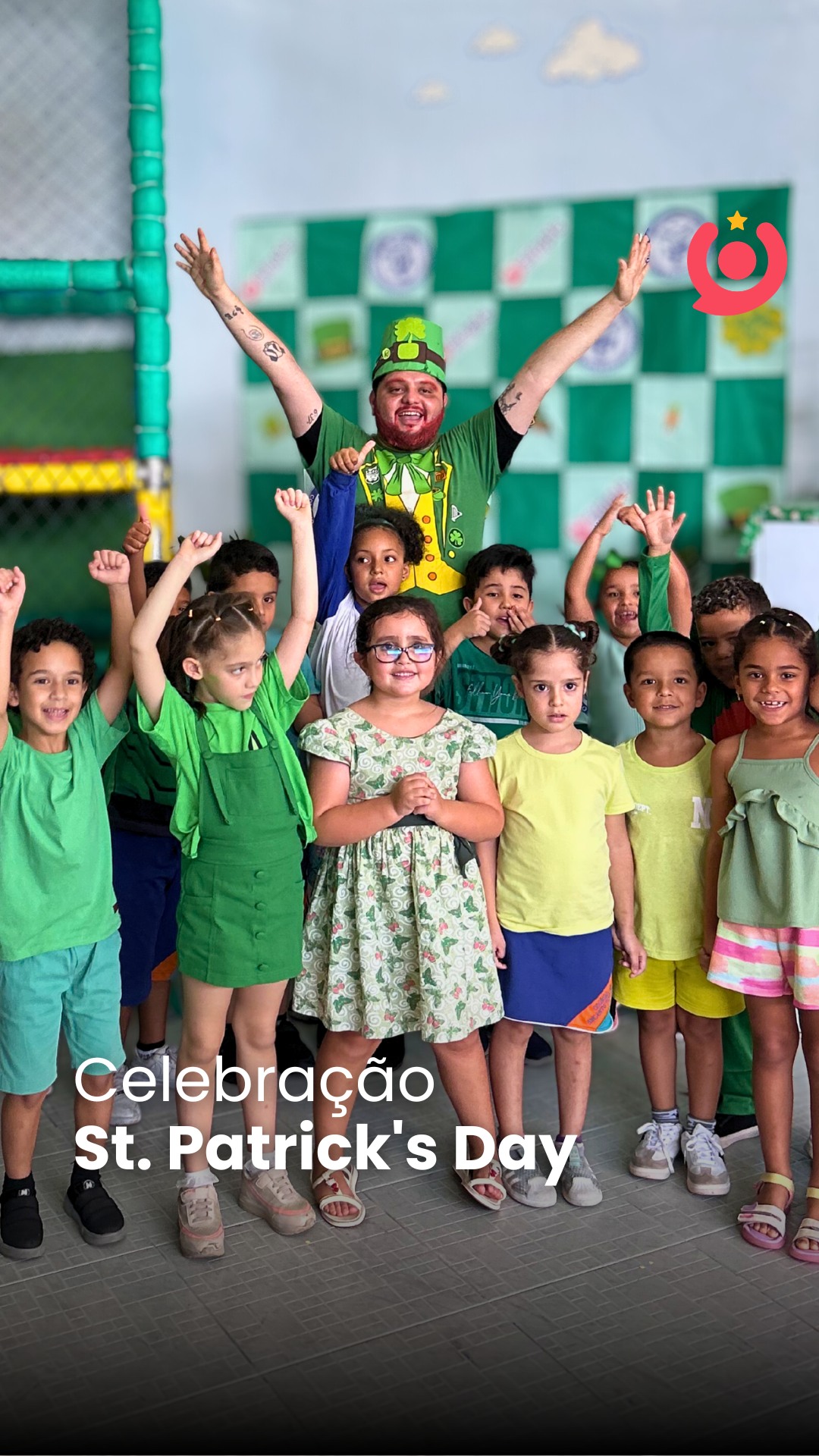 A semana passada foi de muitas celebrações em nossas escolas parceiras pelo St. Patrick’s Day. Nosso time da Simple Education acompanhou esse momento no @colegioencantojuvenil. Confira o relato do professor Kleiber sobre a celebração e a origem da data. #SimpleEducation #VersoEducação #ColégioEncantoJuvenil #SaintPatricksDay