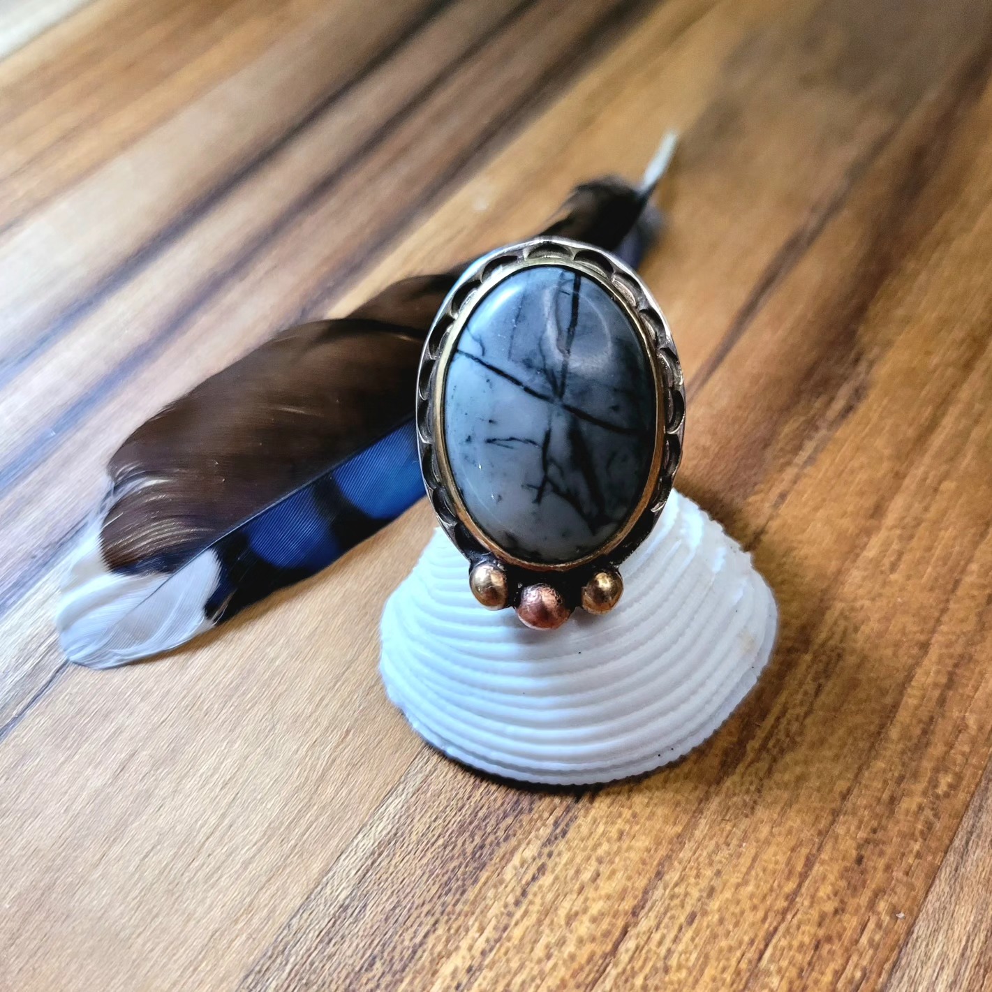 Picasso Stone •Size 9.5• Silver lightly hammered band with copper and brass accents.
#metalsmith #smallbusiness #silverjewelry #silver #copper #coloradometalsmiths #rings #fineart #handmade