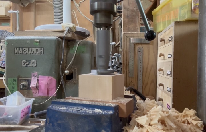 《優雅なフリル》
小口に大きな穴を開けるとき
とても力が必要なので万力で固定、ハンドルは両手。
作業はハードですが木屑がフリフリしており、優雅な気持ちになります(^^)
《Elegant Ruffles》
When you make a big hole in the small mouth
It takes a lot of force, so it is fixed with a veise, and the handle is both hands.
The work is hard, but the wood chips are frilly, and it makes me feel elegant (^^)
#渡辺木工挽物所 #木工 #職人 #八王子 #フリル