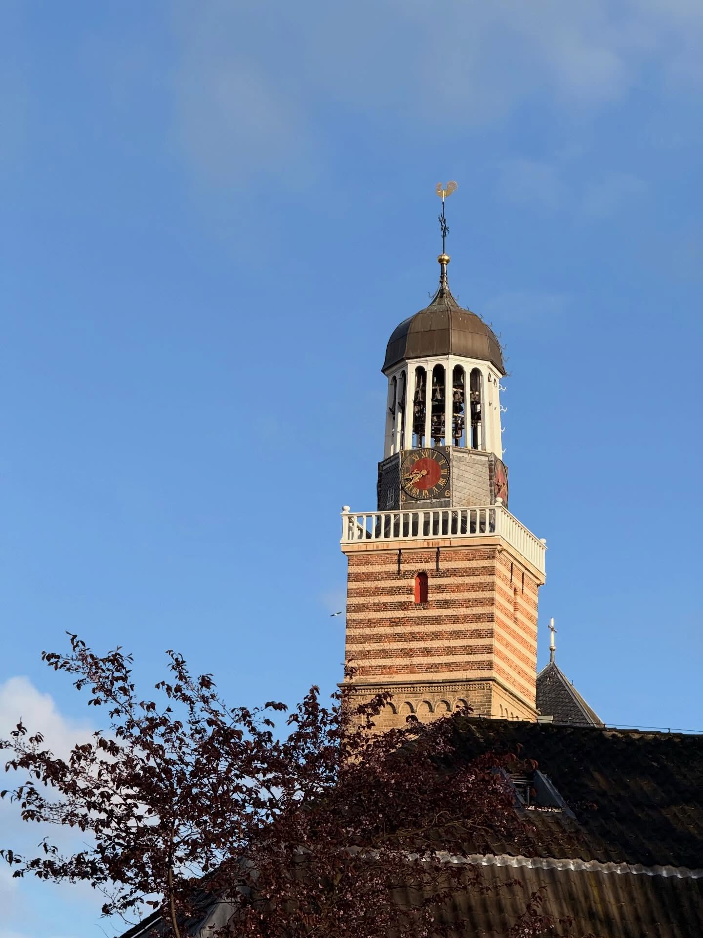 Sinds deze week (26maart 2026) zijn er weer nieuwe melodieën op de Nicolaïkerk.
Heel uur/Whole hour:
Sarabande pour les peuples d’Acalie (Alcide)
Marin Marais (1656 – 1728)
Kwart over/Quarter past:
Salut d’Amour
Edward Elgar (1857 – 1934)
Half uur/Half hour:
John come kiss me now
William Byrd (c 1540 - 1623)
Kwart voor/Quarter to:
Adagio uit Sonate op 24 no. 1
Carl Maria von Weber (1786 – 1826)