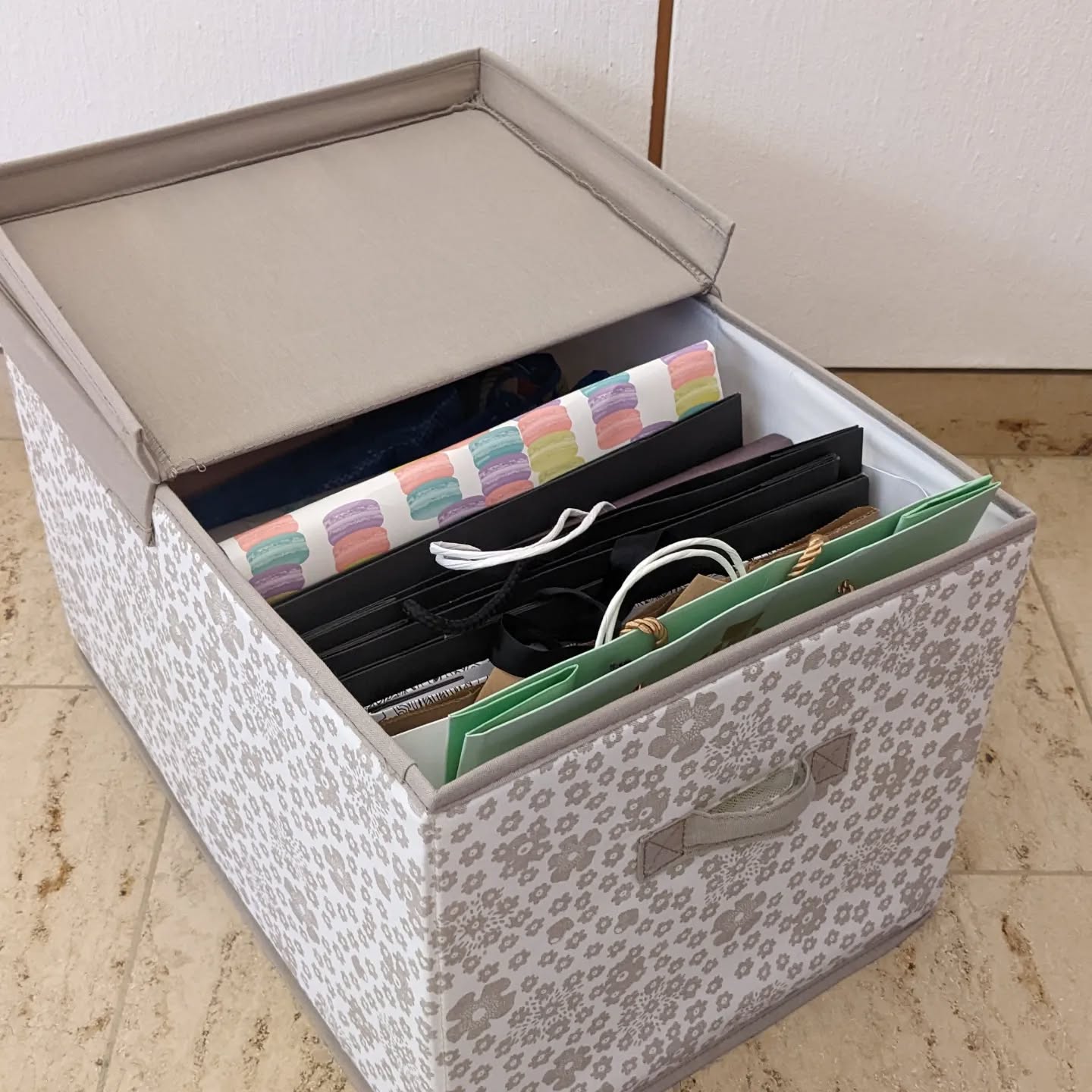 Papier, Plastik, Stoff… – es gibt Sackerl in allen Formen und Farben. Und sie tun nichts lieber, als sich im ganzen Haus zu verteilen und immer mehr zu werden. Daher solltest du auf robuste Taschen umsteigen, die du immer wieder verwenden kannst. Und diese gefaltet und aufrechtstehend in einer Box sammeln – und nur dort!
Papier- und Plastikeinkaufstaschen, die zu viel sind, einfach als Müllbeutel verwenden und somit den riesigen Vorrat aufbrauchen!
#glueckssachen #sparkjoy #sackerl #konmari #mariekondo #konmariconsultant #magiccleaning #ordnung #ordnungscoach #ordnungsberatung #aufräumen #ausmisten #entrümpeln #organisieren #ordnungshilfe #linz #leonding #oberösterreich