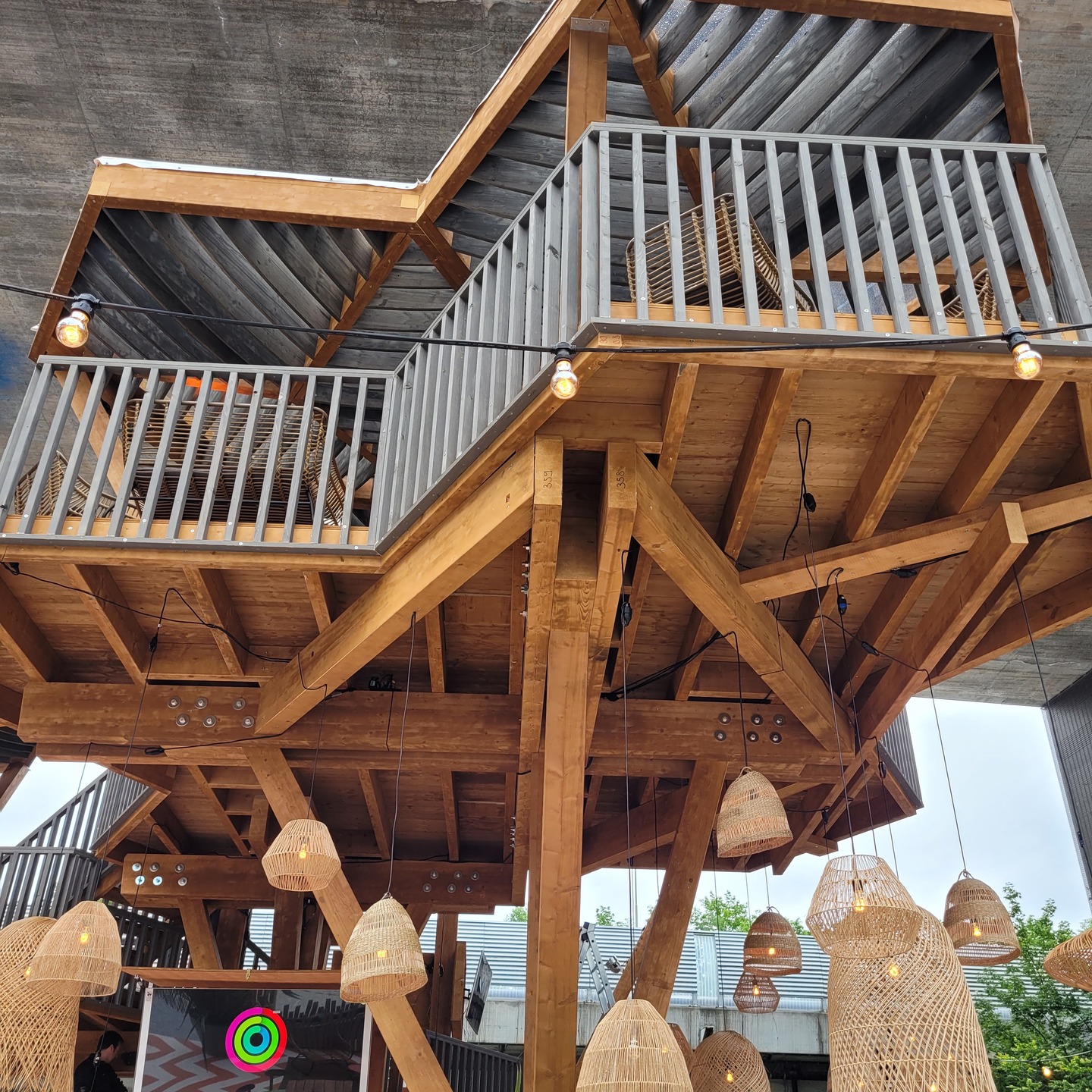 Im Herzen von Zürichs grösstem Einkaufszentrum steht der Baumhaus. Eine Bar, Restaurant und mehr auf drei Ebenen...JSI hat den gesamten Statik berechnet. Geniesst Südamerikanisches Lebensgefühl im Sommergarten!