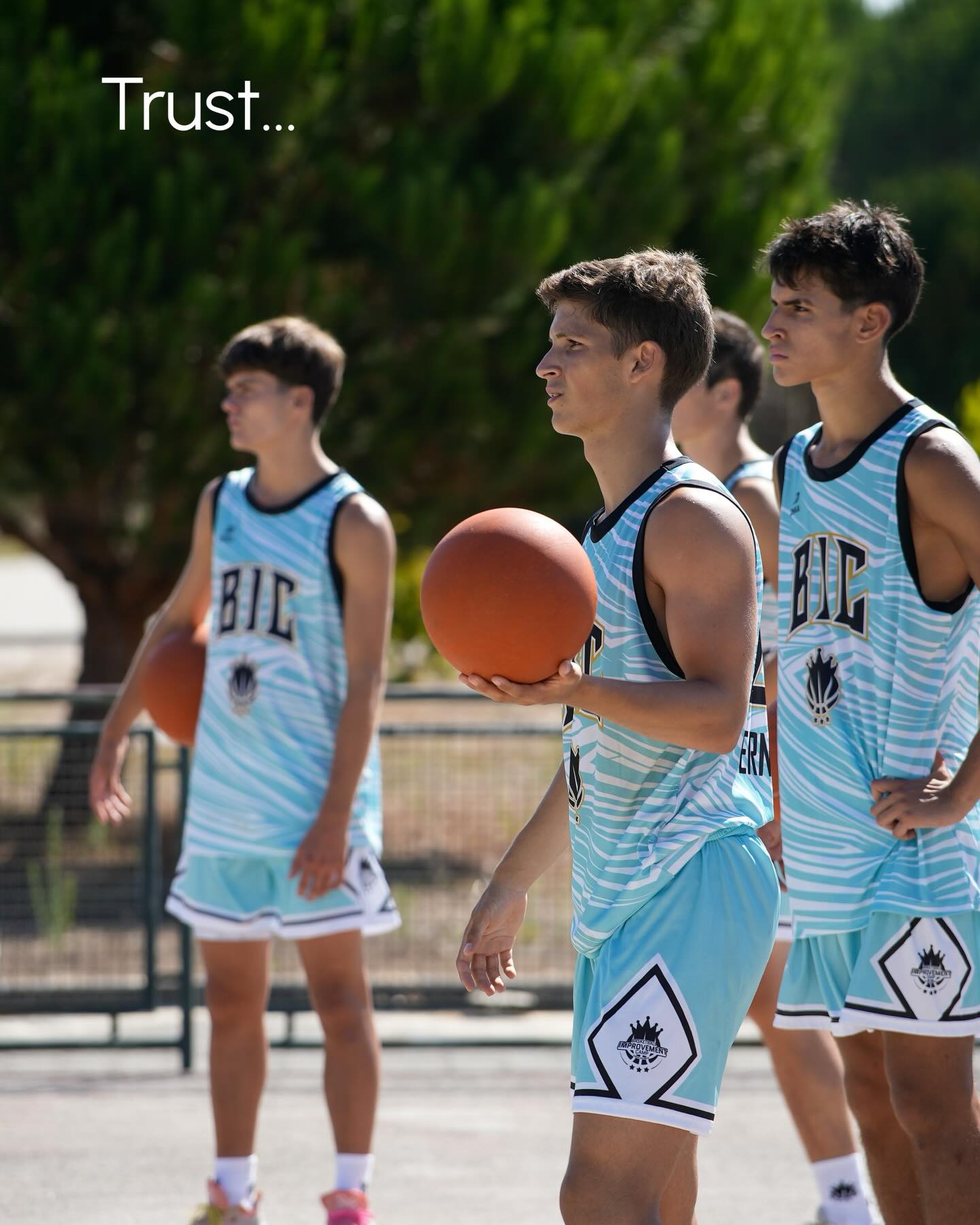Nos dias bons é fácil confiar.
Nos dias difíceis… é isso que te define.
Continua a trabalhar.
Continua a acreditar.
Trust yourself.
🏀 T — TEAM
Confiança começa na equipa.
👉🏼 “Confio em quem está ao meu lado.”
🔥 R — RESILIENCE
Confiar mesmo quando falhas.
👉🏼 “Eu continuo, mesmo quando é difícil.”
💪🏼 U — UNITY
Unidos jogamos melhor.
👉🏼 “Juntos somos mais fortes.”
🎯 S — SELF-BELIEF
A base de tudo.
👉 “Eu acredito em mim.”
🧠 T — TRUST THE PROCESS
Paciência e consistência.
👉 “O trabalho diário vai trazer resultados.”
Nem sempre vais ver resultados imediatos.
Mas isso não significa que não estás a evoluir.
Confia no trabalho invisível.
Confia no teu caminho.
Trust the process.