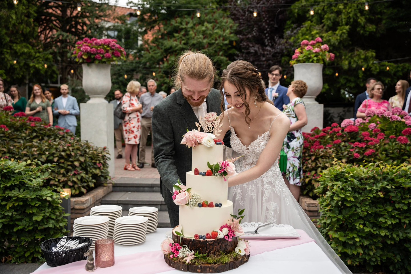 Deze taart en locatie.. 🤩
Locatie: @het_wapen_van_zoetermeer
Videografie: A Love Story wedding cinema
MUAH: @naomimakeup_hair
#bruiloftfotograaf #bruidsfotografie #bruidsfotograaf #bruiloft #trouwfotografie #trouwfotos #trouwfotograaf #trouwenin2025