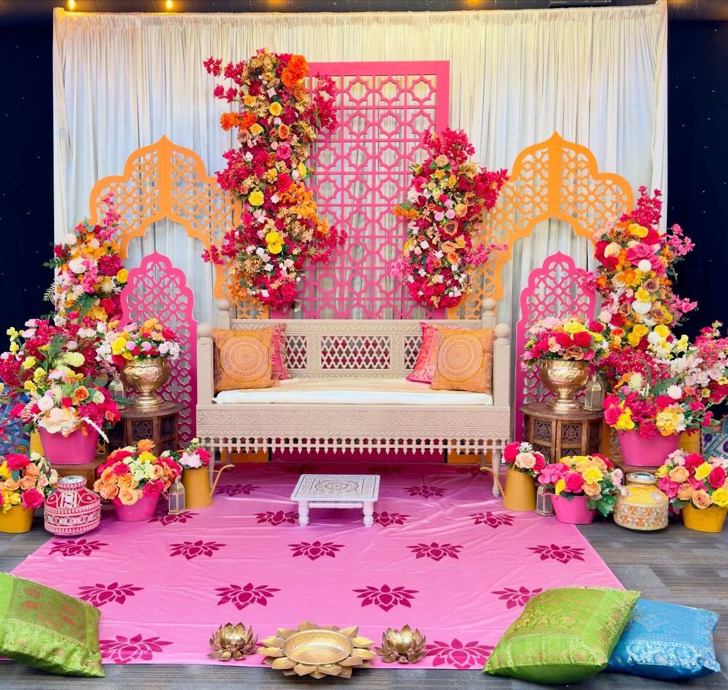 Mendhi night for our bride🌸
.
.
Decor & Styling- @evenwoodpartydecor