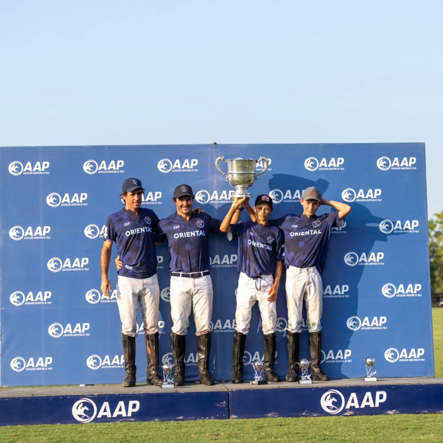 La Dolfina Oriental gano la Copa Republica Argentina.
La formacion de Santino Ortiz de Taranco , Pedro Chavanne , David Stirling y Alejo Taranco aprovechó los tres goles de ventaja recibidos por su menor valorización de conjunto, jugó un partidazo y derrotó por 16 a 12 a La Ensenada Cría Emezeta para quedarse con el trofeo más importante, la Copa República Argentina.
#siemprepolo
#revistapololive
#somospolo
#veniaverpolo
@aapolo_
📸 @ramirezsportphotos