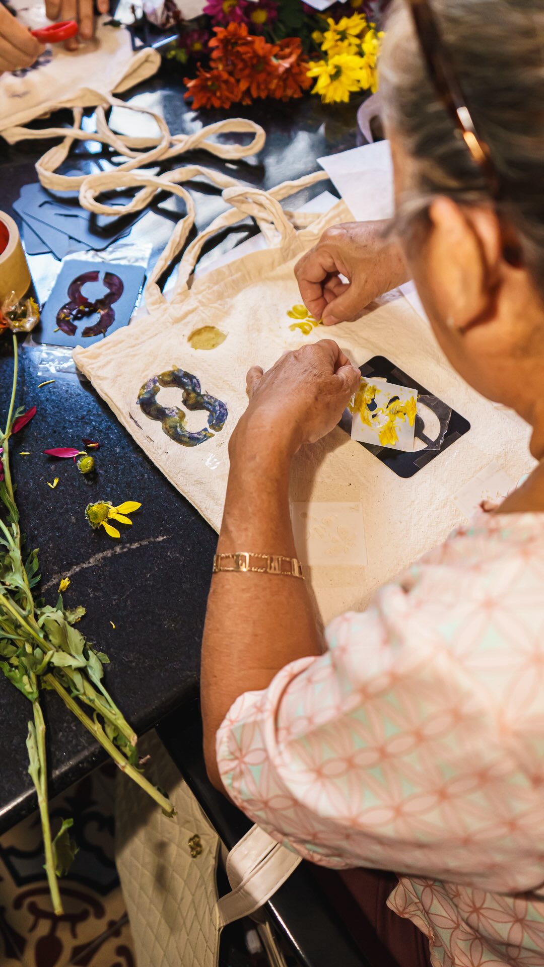 Tus palabras nos recuerdan por qué creamos estos espacios y nos inspiran a seguir haciendo más encuentros como este. 🫶🏻🪴🐝✨
PRESENCIA vive en cada persona que se abre a sentirlo.
Esto es PRESENCIA.
—
📹 @clamamx
Gracias a las marcas que formaron parte de esta experiencia:
@unversoanimal08 @nout.mx @artropemx @sensiapilates @nutricion.katushadp @milfloresbotica @carellamx
🌿 Gracias por ser parte