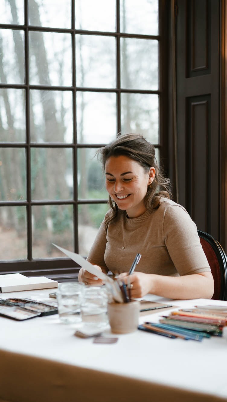 Er is iets bijzonders aan live tekenen op een bruiloft.🌿
Het vieren van de liefde, gasten die allemaal hun best doen om iets moois aan te trekken en momenten vastleggen op papier. Om een blijvende herinnering mee te kunnen geven naar huis!
Plan je een bruiloft of feest? Ik teken er graag bij. DM me of kijk via de link in bio 🕊️
Owja zonder die kleine handjes natuurlijk. Die blijven thuis 😉
#bruiloft #liveillustrator #trouwen2026 #trouwdag #liveillustration