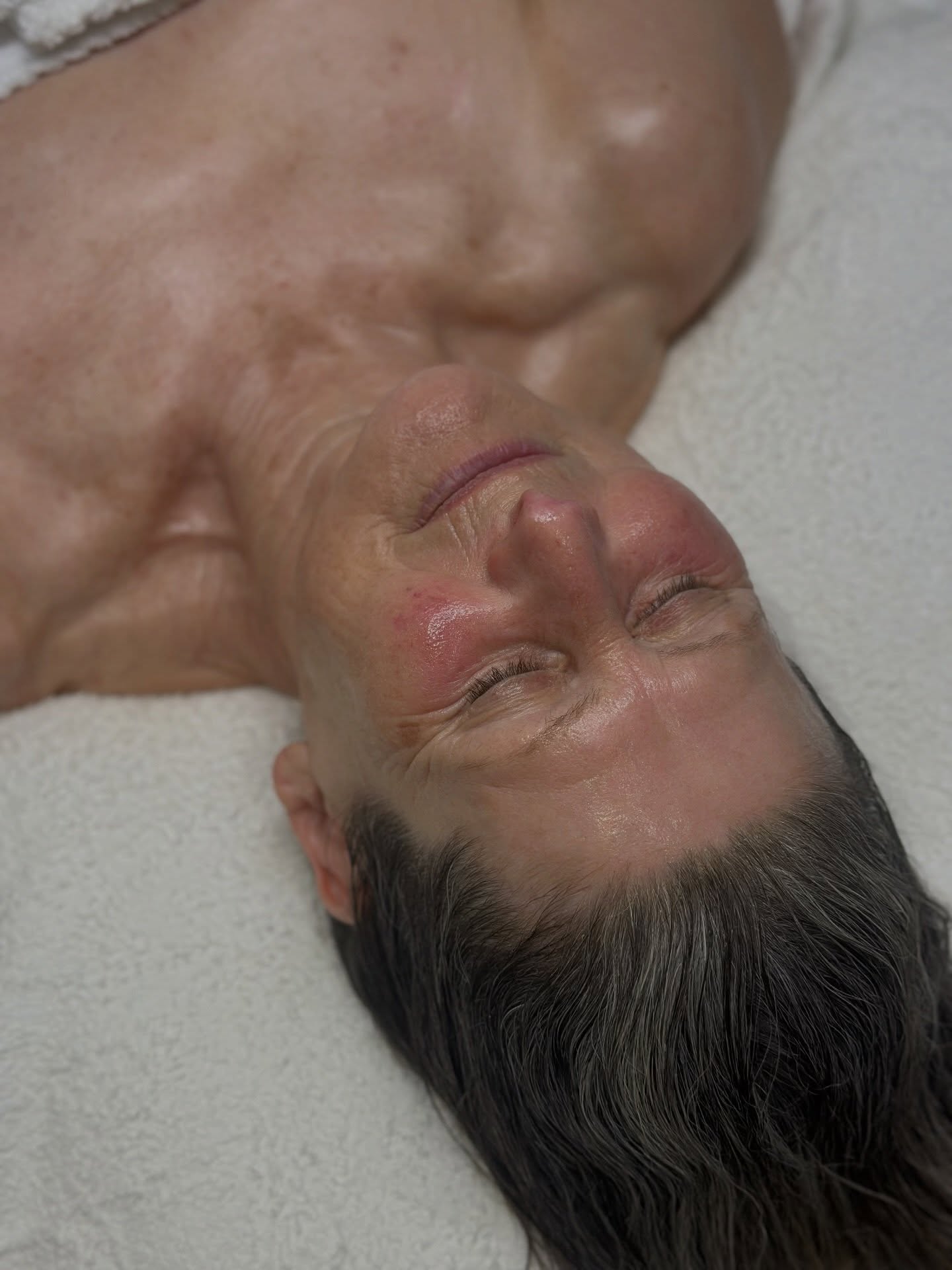 It’s funny how people will spend hundreds on coffee runs and shopping sprees without thinking twice, but hesitate when it comes to investing in their skin.
Those daily coffees add up. New outfits come and go. But your skin? You live in it every single day.
We tend to research the best places to eat, the best brands to wear, the best deals to grab, but won’t take the time to understand our own skin.
We ignore breakouts, brush off irritation, and normalise issues that could actually be treated, or even prevented with the right care.
Skipping proper skincare or avoiding getting your skin checked isn’t ‘saving money’, it’s actually delaying care.
Maybe it’s time to start investing in yourself the same way you invest in everything else.
📍 Aylesbury, Buckinghamshire
📞 07759567391
📩 info@skinbycatherinemaria.com
🌍 www.skinbycatherinemaria.com
#aylesbury #aylesburybusiness #aylesburybeauty #aylesburytown #aylesburyvale