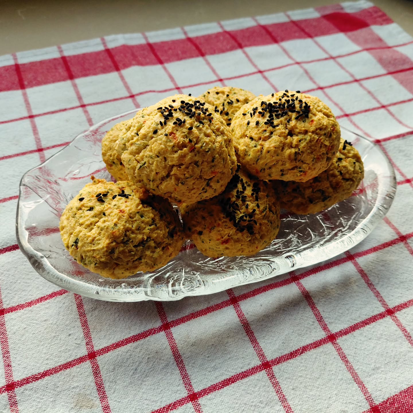 Yulaf ezmesinden lor peynirli tuzlu baharatlı ekmekçikler. Fırınlarda bile yok böylesi. Ama asıl efsane yarın Hollanda'dan gelecek...;)