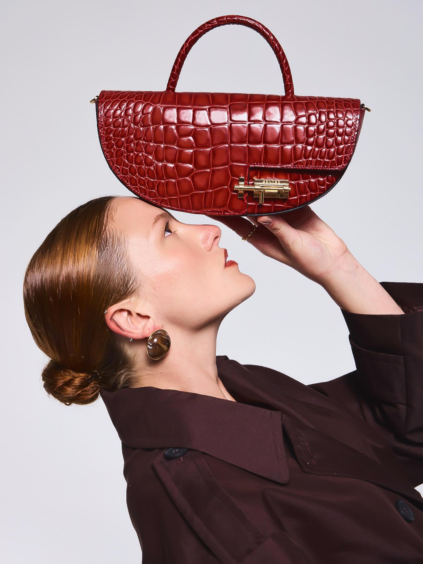 PULSO é sobre ritmo, matéria e intenção. A nova coleção de Inverno 26 da Sentèz traduz a precisão do movimento em bolsas que exploram croco, volumes e uma nova geração de pele sintética.
Entre tons profundos, texturas marcantes e design autoral, cada peça carrega a força do gesto e a elegância do essencial.
Descubra todos os detalhes na matéria completa no link da bio. ✨
#Sentez #Pulso #Inverno26 #BolsasDeLuxo #ModaContemporanea Acessorios FashionDesign Croco Couro LuxuryBags