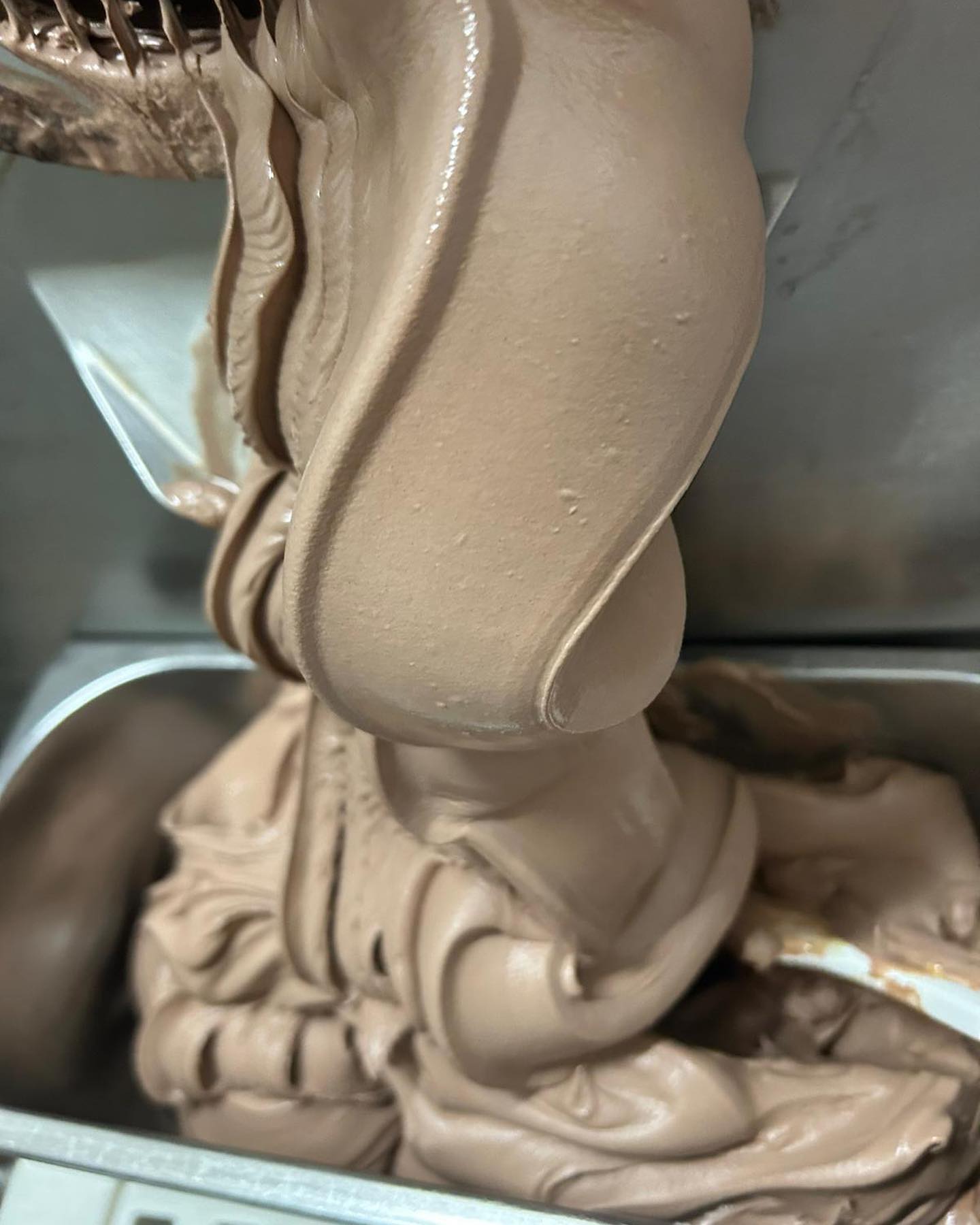 Für viele ein Favorit und ein MUSS in jedem Eisbecher:
unser Nutella-Eis nach originaler Nutella-Rezeptur! 🍫🍨😍
die berühmte Frage aller Fragen:
Heißt es „die“, „das“ oder „der“ Nutella?
Unsere Meinung:
Ganz egal - Hauptsache es schmeckt! 🍨🤤
#chocolate #dessert #foodie #food #sommer #lecker #schokolade #sweet #gelatoitaliano #chocolates #lifeissweet #gelateria #cafe #dalsheim #flörsheimdalsheim #diy #selfmade #italianfood #eis #fleckenmauer #nutella #nutellaeis #nutellalovers #nutellalove #nutellalover