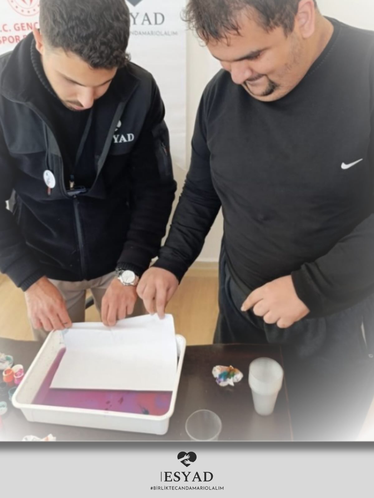 Suyun üzerinde dans eden renkler, farklılıkların bir araya geldiğinde ne kadar güzel bir bütün oluşturduğunu bir kez daha gösterdi… 🎨💧
Ebru sanatı atölyemizde engeli olan ve olmayan çocuklar birlikte üretti, birlikte öğrendi ve birlikte güçlendi. Her bir çocuk, kendi dokunuşuyla suya iz bıraktı; her desen, bir hikâyeye dönüştü.
Bu atölye sadece bir sanat etkinliği değil; kapsayıcılığın, birlikte var olmanın ve birbirinden öğrenmenin güçlü bir örneğiydi. Çocuklar burada yalnızca renklerle değil, empatiyle, dayanışmayla ve kabul ile buluştu.
Deprem sonrası süreçte, çocukların güvenli ve kapsayıcı alanlara erişimi her zamankinden daha önemli. Bizler, hiçbir çocuğun geride kalmadığı, herkesin kendini ifade edebildiği alanlar yaratmaya devam ediyoruz.
Çünkü biliyoruz ki; birlikte üretmek, birlikte iyileşmenin en güçlü yollarından biri… 🌱
#BirlikteCanDamarıOlalım #ESYAD #Kapsayıcılık #EngeliOlanBireyler #Çocuklarİçin EbruSanatı PsikososyalDestek Dayanışma