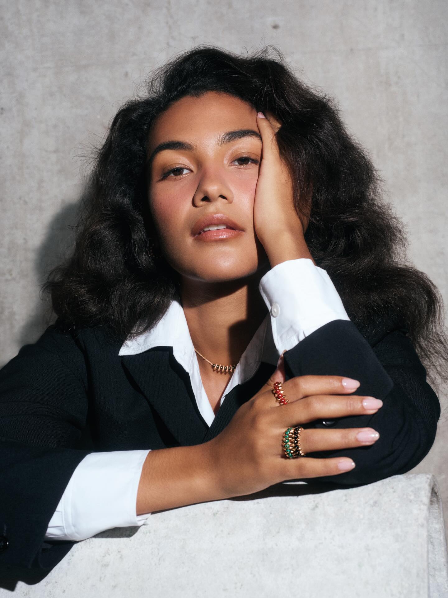 Clash de Cartier entra em uma nova fase onde cor, movimento e volume ganham ainda mais força. Entre pedras vibrantes, construções flexíveis e proporções marcantes, a coleção traduz um luxo contemporâneo que se move com o corpo e com a identidade de quem usa.
Com Olivia Dean como rosto, a nova campanha reforça essa energia livre, sensorial e cheia de personalidade.
Quer entender todos os detalhes dessa evolução? A matéria completa já está no site.
Acesse pelo link na bio ✨
#Cartier #ClashdeCartier #JoiasDeLuxo #AltaJoalheria #LuxuryJewelry FashionTrends JewelryDesign OliviaDean ModaLuxo