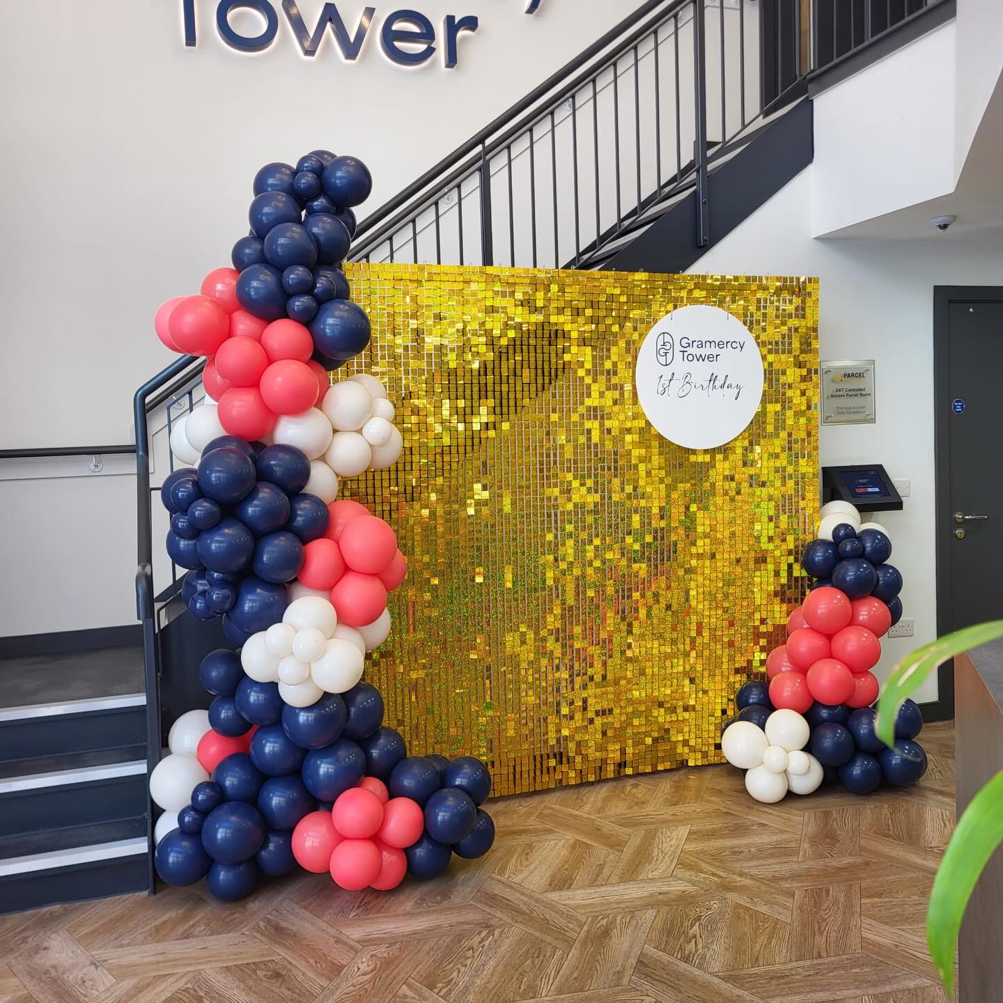 Birthday celebrations for @gramercytower 🎈
#goldshimmerwall #organicballoonarch #balloonarch #cardiffballoons