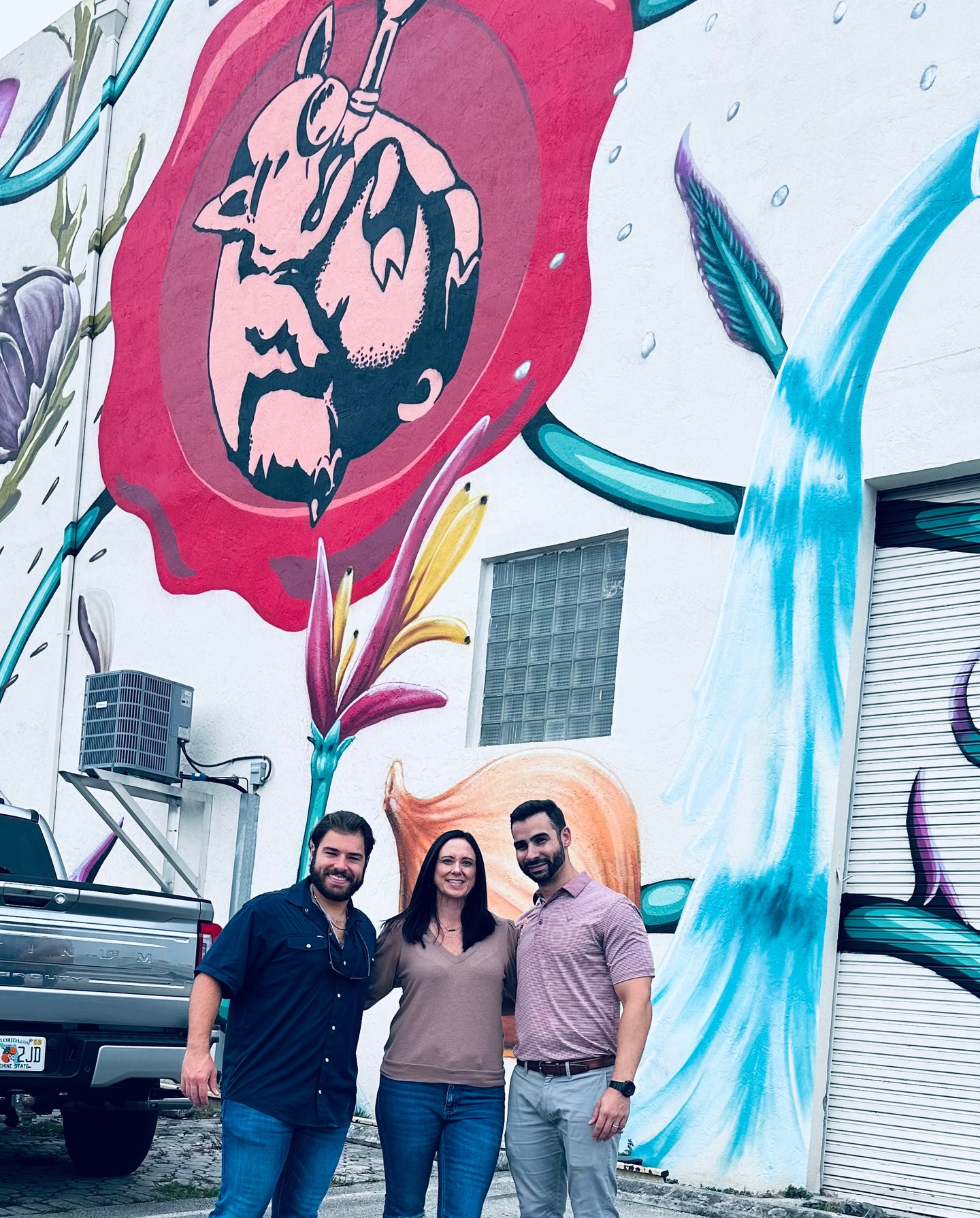 When good people link up, good things happen. 🤝
A little Monday morning moment with the @mojolechonera family and @orlandojmendezmusic. We don't take this partnership for granted — LL is truly one of the most awesome brands we get to work with ♥️
Here's to more moments like this one 🙌
#LaLechonera #TBT #OrlandoMendez #Grateful #GoodVibes