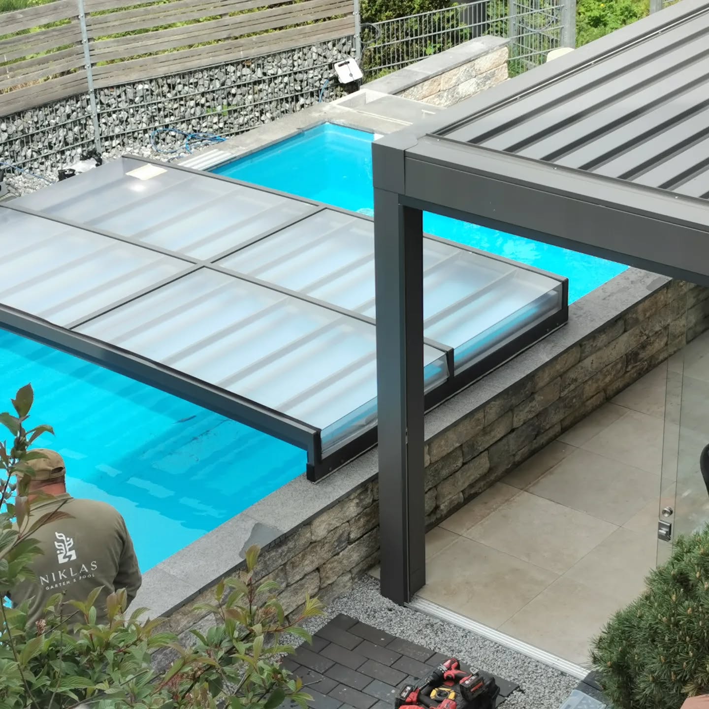 Bei uns hat sich in den letzten Wochen einiges getan! 😍
Wir werden euch alless nach und nach erzählen.
In dieser Woche haben wir unsere Schwimmbadüberdachung von unserem Partner @alukovcz bekommen und montiert.
Wir sind super begeistert über die Vorteile.
Sobald das Wetter besser ist zeigen wir euch unsere fertig installierte Überdachung.
Wünschen euch einen schönen Sonntag Abend!