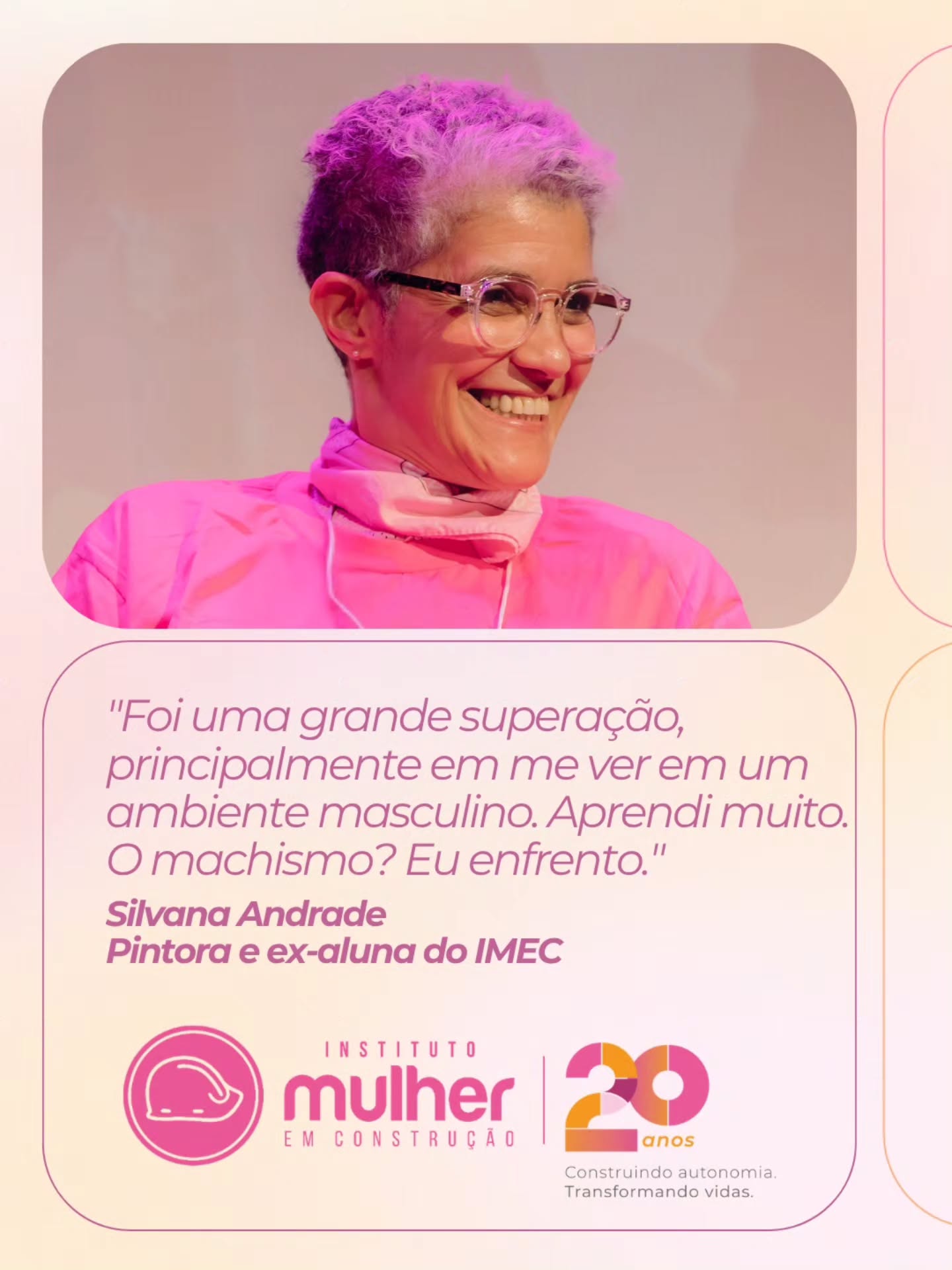 20 anos. 20 vozes. 20 histórias que constroem autonomia.
Nesta série, o Instituto Mulher em Construção segue abrindo espaço para trajetórias reais de transformação. A quarta voz é de Silvana Andrade, ex-aluna do IMEC.
“Foi superação, em todos os sentidos.”
A entrada no canteiro de obras, um ambiente majoritariamente masculino, não foi só uma mudança de trabalho. Foi uma mudança de percepção. Sobre quem ela é, sobre como é vista, sobre como se posiciona.
Silvana saiu de uma trajetória em artes e escritório para atuar na construção civil. Aos 55 anos, passou a trabalhar com manutenção predial, pintura, acabamento e reformas. Esteve em construtoras, atuou no pré e pós-obra, e também começou a realizar serviços por conta própria.
A experiência trouxe autonomia técnica, mas também algo menos visível e mais estruturante: autoconhecimento. No processo, vieram aprendizados, novas relações e a percepção da própria força. Houve cansaço, houve choro, mas houve continuidade.
“Aprendi muito e me descobri.”
Hoje, Silvana segue ativa em serviços particulares. A construção civil deixou de ser um lugar distante e passou a ser um campo possível.
No Instituto Mulher em Construção, histórias como a dela mostram que autonomia também é reposicionamento. De trajetória, de identidade e de futuro.
Seguimos compartilhando essas vozes até 30 de abril, Dia Nacional da Mulher.
#InstitutoMulherEmConstrução
#IMEC20anos
#AutonomiaFeminina
#CimentoEBatom