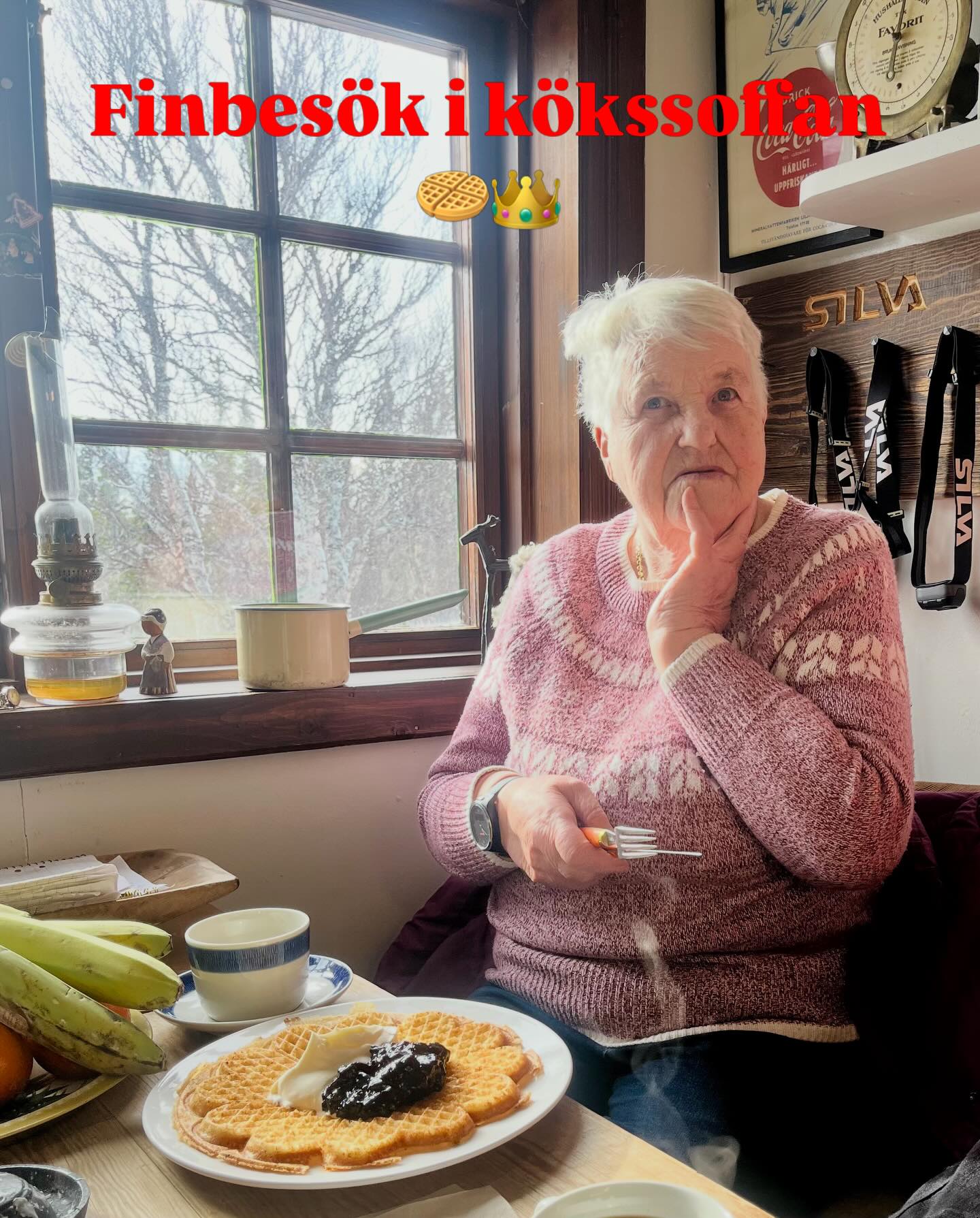 Vi har en viktig RÄTTELSE vi må göra!
Vi har slarvat med att vara källkritiska när vi tog över stugan och dess historia 🙈
Ulla Bagge började grädda våfflor i stugan 1965, inte 1954 som vi förmedlat, hos sina svärföräldrar Wille & Anna Bagge som drev stugan då. Det finns än mer historia om hur det hela började som kommer uppdateras framöver när pusselbitarna kommer plats med hjälp av de som minns och faktiskt vet…
Det vi verkligen VET är att vi är så tacksamma att få förvalta och bevara allas vår underbara Lillåstugan 🙏
Varmt välkommen dagligen 11.00 - 15.00
☕️ 🧇❤️
Decha, Anna, Gustav & Sandra
📸 @viljawdahlgren