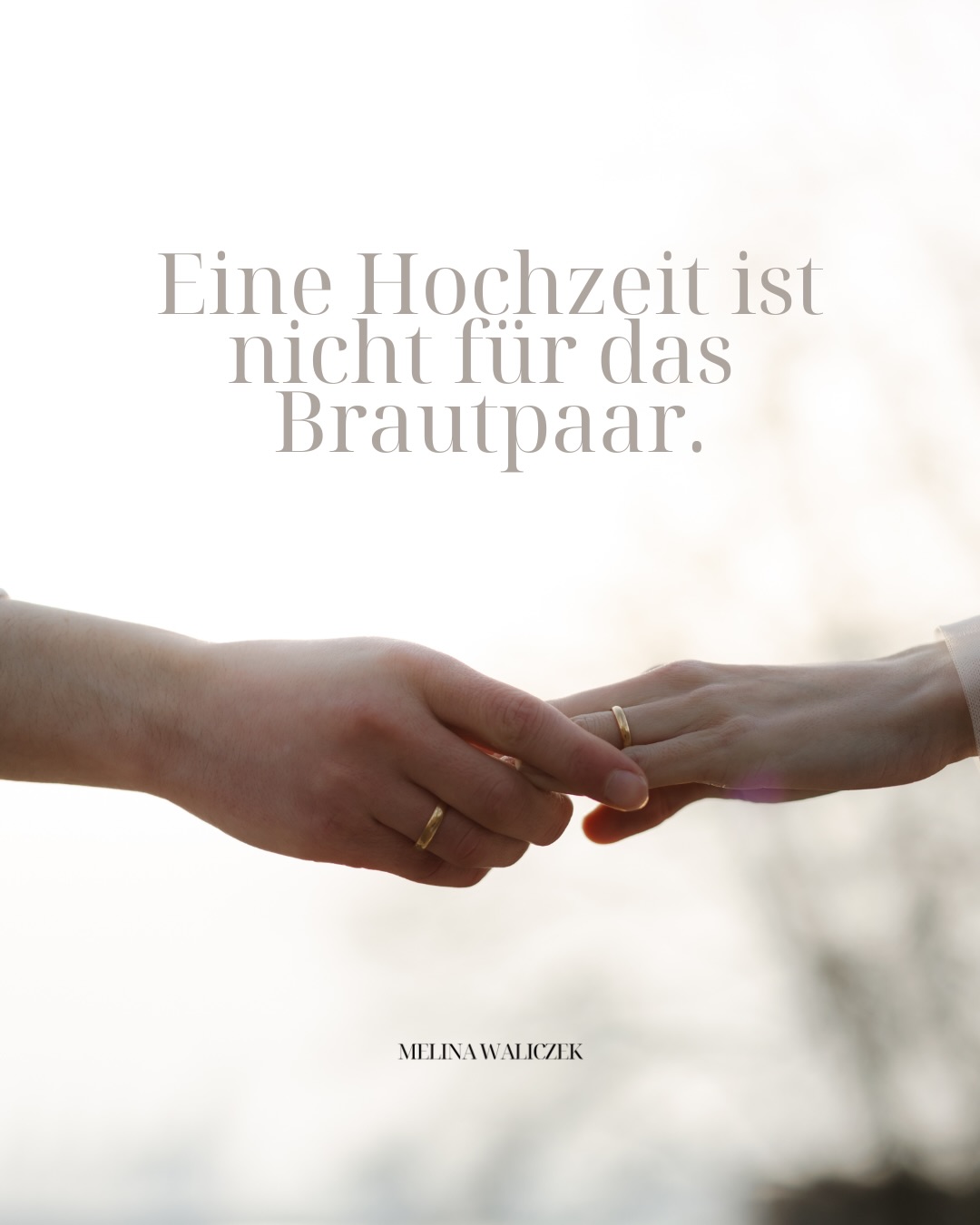 Ich habe einen Gedanken zu Hochzeiten, der erstmal ungewohnt klingen mag und vielleicht sogar ein bisschen hart:
Eure Hochzeit ist nicht nur für euch.
Und gleichzeitig ist genau das das Schönste daran.
Denn sie ist für all die Menschen, die euch geprägt haben, die euch begleiten, die euch lieben. Für Freundschaften, die gewachsen sind. Für Familie, die euch trägt. Für Verbindungen, die bleiben.
Eine Hochzeit macht sichtbar, was sonst oft im Alltag untergeht:
Wie viele Beziehungen euch ausmachen. Wie viel Liebe euch umgibt.
Und ja, zu dieser Liebe gehört manchmal auch leise Trauer.
Für die Menschen, die fehlen. Die trotzdem spürbar sind.
Euer Tag ist kein Entweder-oder.
Er ist beides. Freude & Wehmut. Nähe & Erinnerung.
Vielleicht ist genau das der Grund, warum Hochzeiten so tief berühren:
Weil sie nicht nur euch feiern, sondern alles was euch verbindet. 🤍
#hochzeithannover #hochzeithamburg #hochzeitsfotografie #hochzeitsinspiration