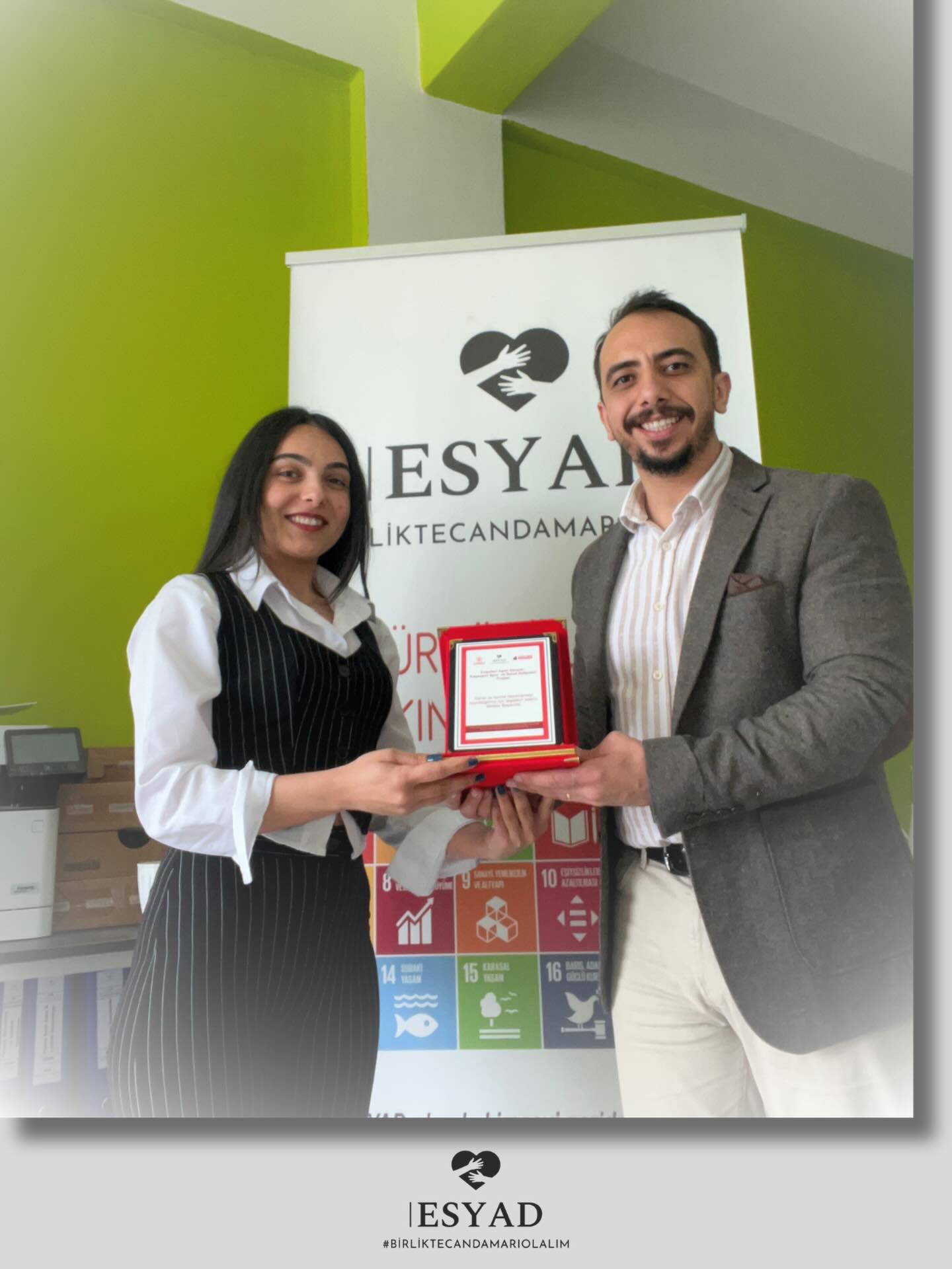 ESYAD’da emeğe değer veriyoruz 🌿
Derneğimiz bünyesinde MHPSS Program Sorumlusu olarak görev yapan Meryem Dali, iki yıl boyunca yürüttüğü çalışmalarla kurumumuza ve sahaya önemli katkılar sağlamıştır.
Bu özverili çalışmaları dolayısıyla, Yönetim Kurulumuz adına Yusuf Yükler tarafından kendisine teşekkür plaketi takdim edilmiştir.
Kendisine katkıları için teşekkür ederiz.
#ESYAD #MHPSS #SosyalHizmet #İnsaniYardım