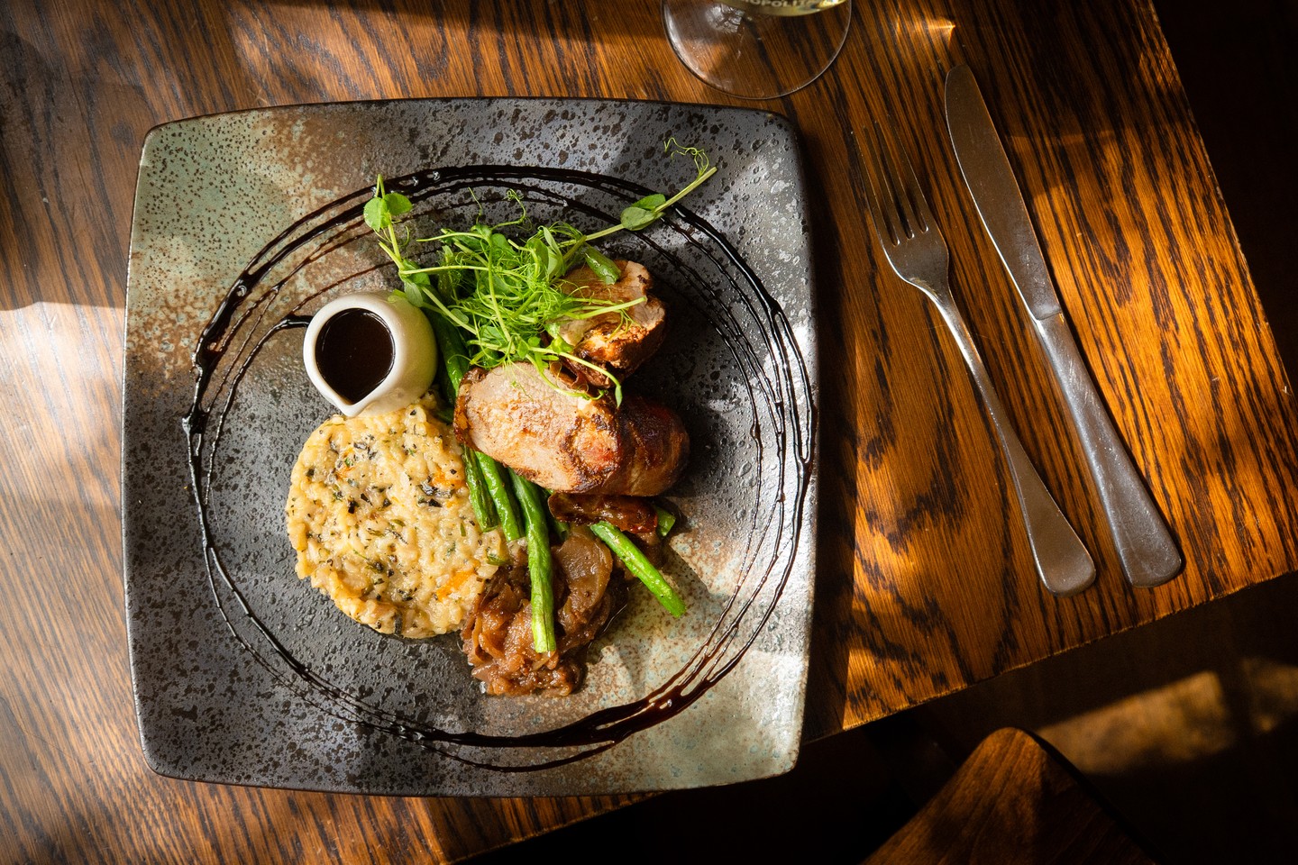 Autumn's the season for this one. Prosciutto-wrapped Western Plains pork loin, pumpkin risotto, snake beans, spiced apple chutney, and sherry jus - on the menu now for lunch and dinner Wednesday to Sunday.
The Cosmo kitchen sources from regional Victorian producers and builds the menu around what's in season, so dishes like this come and go. Book ahead if you're making the trip.
#trenthamvictoria #cosmotrentham #macedonrangesfood #countrypubvictoria #thecosmopolitanhotel