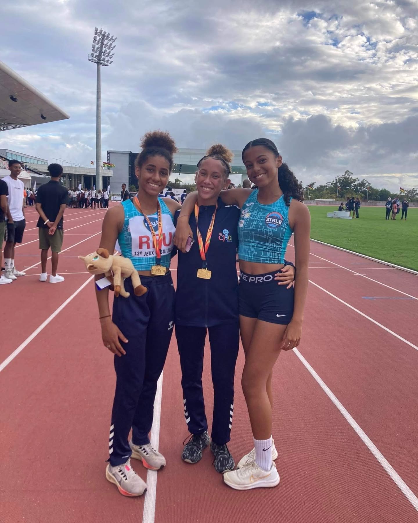 Voici les 3 capossiennes presentes aux jeux des iles jeunes medaillées :
- Maelle Ferblantier qui obtient la médaille d'or au relais medley et une médaille d'argent au 100m.
- Amandine Huart qui obtient la médaille d'or au relais medley.
- Anais Paviel-Migale qui finit 3e du saut en longueur avec 4m88.