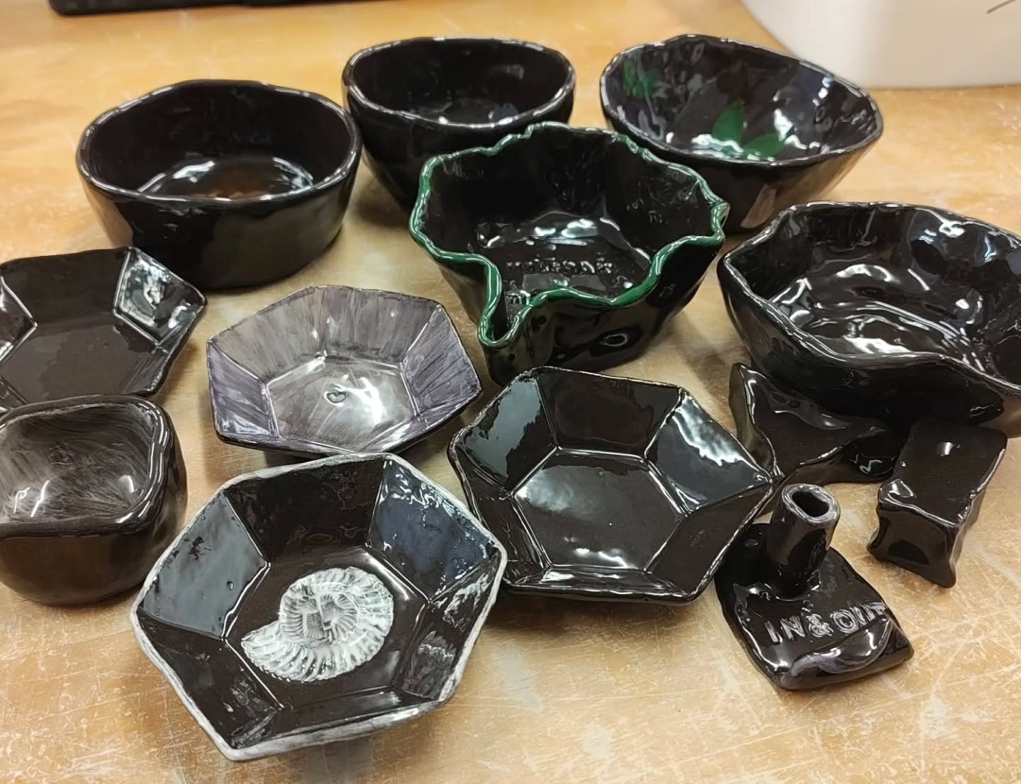 Mark the dates! 17th May (Sunday) 3:30pm to 5:30pm at Howick College for a clay session with JETAA and Shio Pan Ceramics. @shio.pan.ceramics
Now that we're approaching winter, it's time to get cosy and drink lots of hot drinks and soups! For this clay class, we'll be making a small nabe bowl and a spoon rest for those good soup times.
We will be using black clay so make sure to bring clothes you don't mind getting dirty or stained and a small towel to wipe and dry your hands. Shortened nails are advised and your own hair tie to tie back long hair.
This is open to all JET alumni members including a +1 non-JETAA person! However due to space and supervision limitations, we can only accept 10 people total, so first come first serve.
To apply complete the below:
1/ RSVP on the 🔗 on our bio.
2/ Payment via bank transfer must be made to claim a spot. Payment details can be found on the form.
Costs will be $35 (JETAA) / $45 (non-JETAA) per person.
Excited to see you there! 楽しみしてね