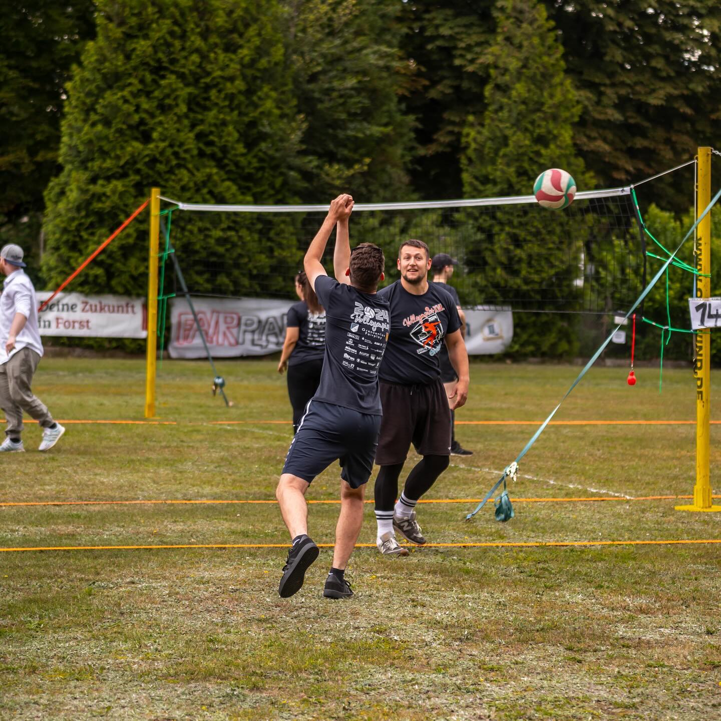 FUN
Die am härtesten umkämpfte Kategorie, die wir haben. Viele von euch sind Hobbysportler*innen und wollen einfach nur Spaß haben. Aus diesem Grund haben wir auch folgende Regelung aufgestellt:
❗️ keine Ligaspieler*innen (Stadtliga ausgenommen) erlaubt ❗️
Es geht darum, das Turnier so fair wie möglich für euch zu gestalten. Daher bitten wir euch darum, dass ihr die Vorgaben einhaltet.