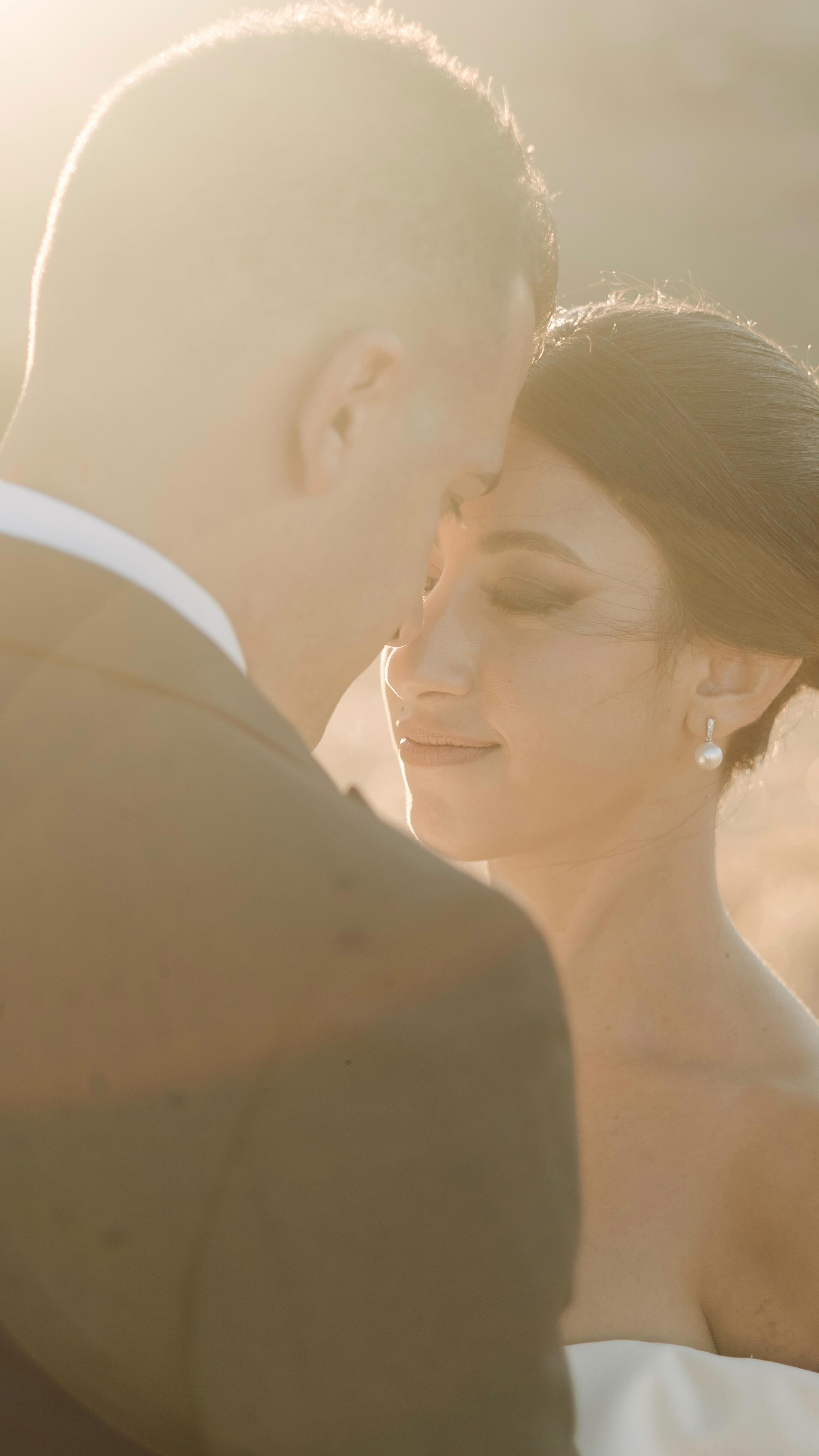 🎧 Ci sono messaggi che non sono solo complimenti. Sono conferme.
Dopo aver consegnato la Gallery delle foto ricevo questo messaggio vocale.
Quando sento tremare la voce di Alessia mentre ci ringrazia per le foto… capiamo che non abbiamo semplicemente consegnato un lavoro.
Abbiamo toccato qualcosa.
Abbiamo restituito un’immagine di sé e del loro giorno che gli pappartiene davvero.
È questo il momento in cui tutto torna:
la cura, l’attenzione, la visione, le scelte fatte insieme.
E quella voce emozionata dall’altra parte ci ricorda perché facciamo ciò che facciamo.
🎥 Non sono foto. È un’esperienza. È sentirsi Vivi.
@alessia_graceffa