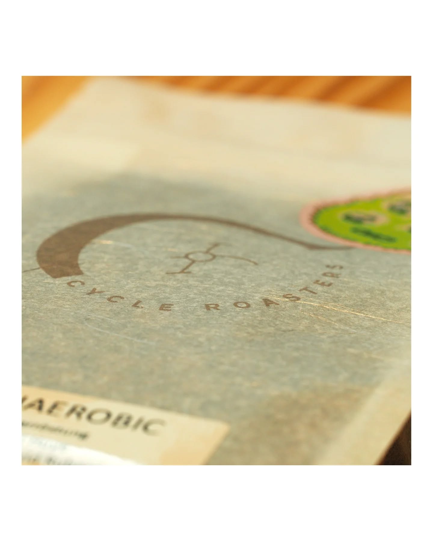 Die Jahresuhr steht niemals still und wie die Jahreszeiten cyclen, so tun es unsere Gaströstereien und wir freuen uns unsere lieben Freunde aus Lübeck @cycleroasters wieder representen zu dürfen, besonders wenn sie so wundervoll erntefrische Kaffees aus Ruanda am Start haben!
Huye Anaerobic . Ruanda . Anaerobic Natural . Funk 3/5
Zweimal Red Bourbon gibts von der Huye Washing Station, aber der Teufel liegt im Detail, denn das eine Lot ist ein klassischer Natural und dieses hier ein komplexerer Anaerobic Natural. Dadurch gibt’s hier erhöhte Intensität und Komplexität für ein klein wenig mehr Funk, aber alles noch im normalen Rahmen ;) Wir schmecken süßen Waldbeerenyoghurt in Kombination mit einer weinigen, jedoch runden Säure und einem angenehm samtigen Körper.
Huye Natural . Ruanda . Natural . Funk 2/5
Same same but different. Das cleanere Schwesterlot von der Huye Washing Station muss sich auf gar keinen Fall hinter dem Anaerobic verstecken! In der Tasse landen hier klare Noten von reifen roten Beeren, eine bonbonartige Süße und softe Floralnoten von Schwarztee im Finish.
Shira Honey . Ruanda . Honey . Funk 1/5
Alle guten dinge sind Drei! Dritter Kaffee aus Ruanda, aber dieses Mal kommt der Honey verarbeitete Red Bourbon aus dem Norden des Landes. Squeaky clean und fruchtig fresh findet dieser tolle Kaffee seinen Weg in unsere Tassen, um dort nach Orange, Nektarine und einer super juicy Säure zu schmecken! Je kühler er wird, umso mehr treten Teenoten hervor und florale Honigsüße beginnt sich zu zeigen.
La Limonera . El Salvador . Natural . Funk 2/5
Big Boy Pacamara im Gebäude! Wir sind große Fans der komplexen Säuren, welche typisch für diese Hybridvarietät aus Pacas und Maragogype sind. In der Tasse tummeln sich bei diesem Leckerbissen fruchtig florale Aromen von weißem Pfirsich und dunklen Beeren, zusammen mit weichen Nougatnoten, die das Profil schön abrunden.
??? . ??? . ??? . Funk ?/?
Hier kommt noch etwas ganz besonderes, seid gespannt ;)